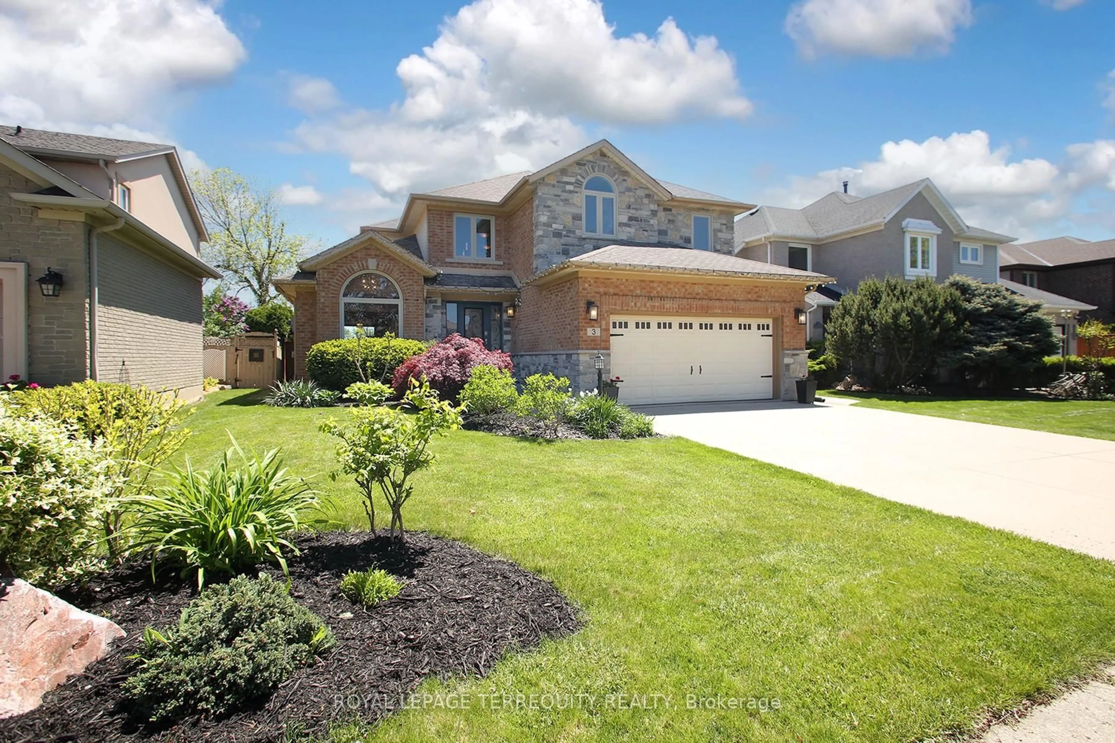 Home with vinyl exterior material, street for 3 Riviera Rdge, Hamilton Ontario L8E 5E5