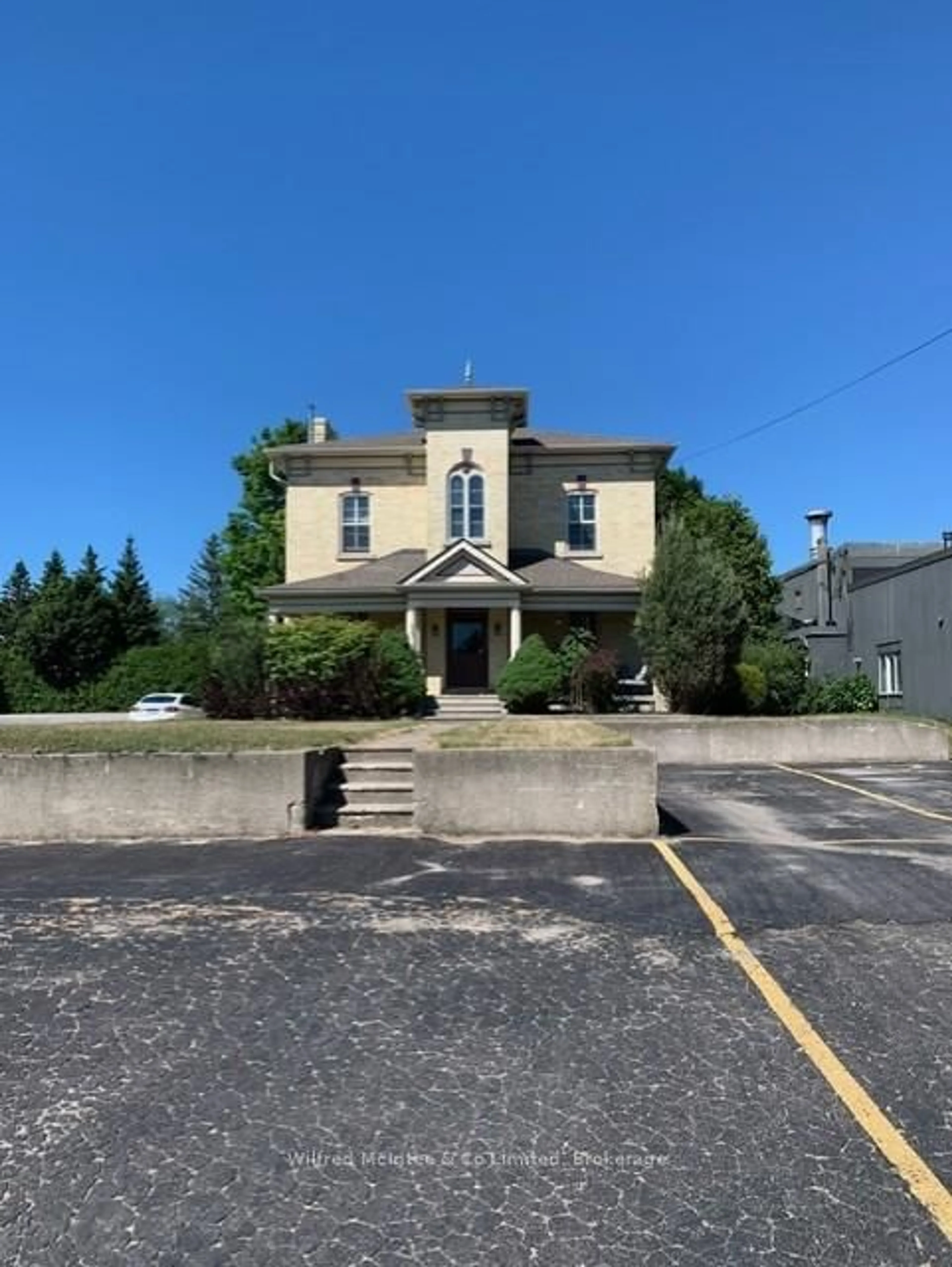 A pic from outside/outdoor area/front of a property/back of a property/a pic from drone, building for 433 Broadway St, Kincardine Ontario N2Z 2G5