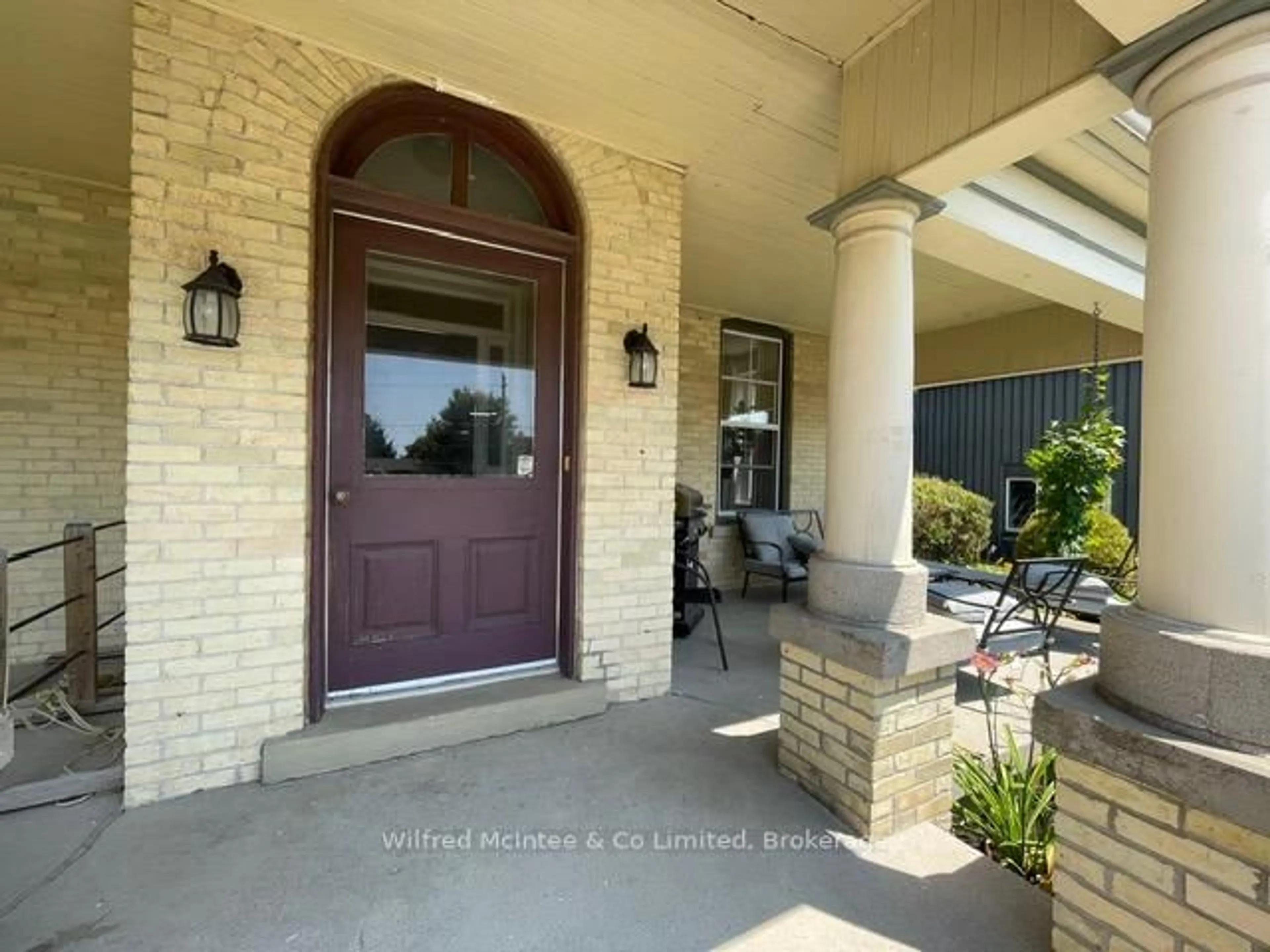 Indoor entryway for 433 Broadway St, Kincardine Ontario N2Z 2G5