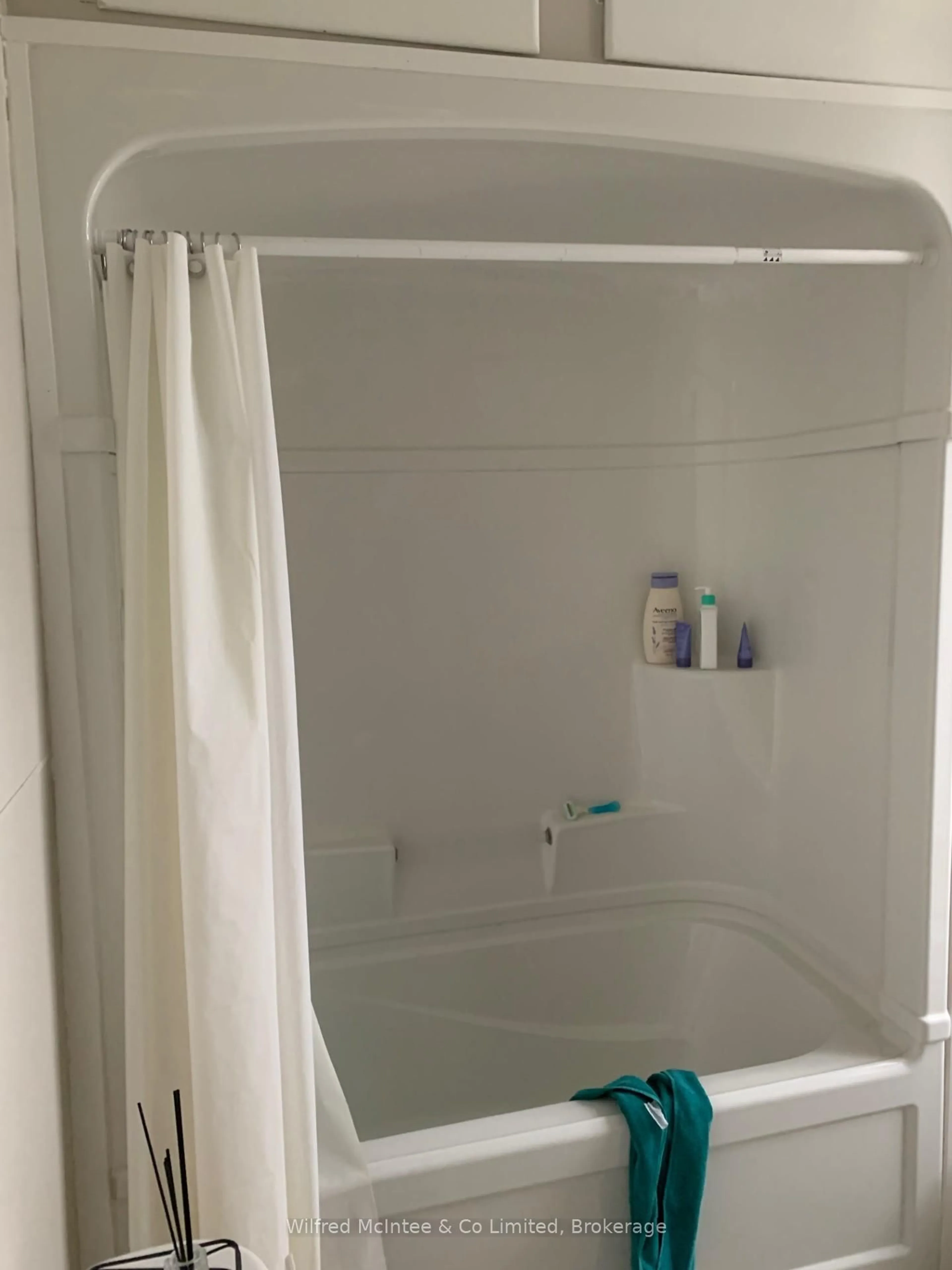 Standard bathroom, floor is not visible for 433 Broadway St, Kincardine Ontario N2Z 2G5