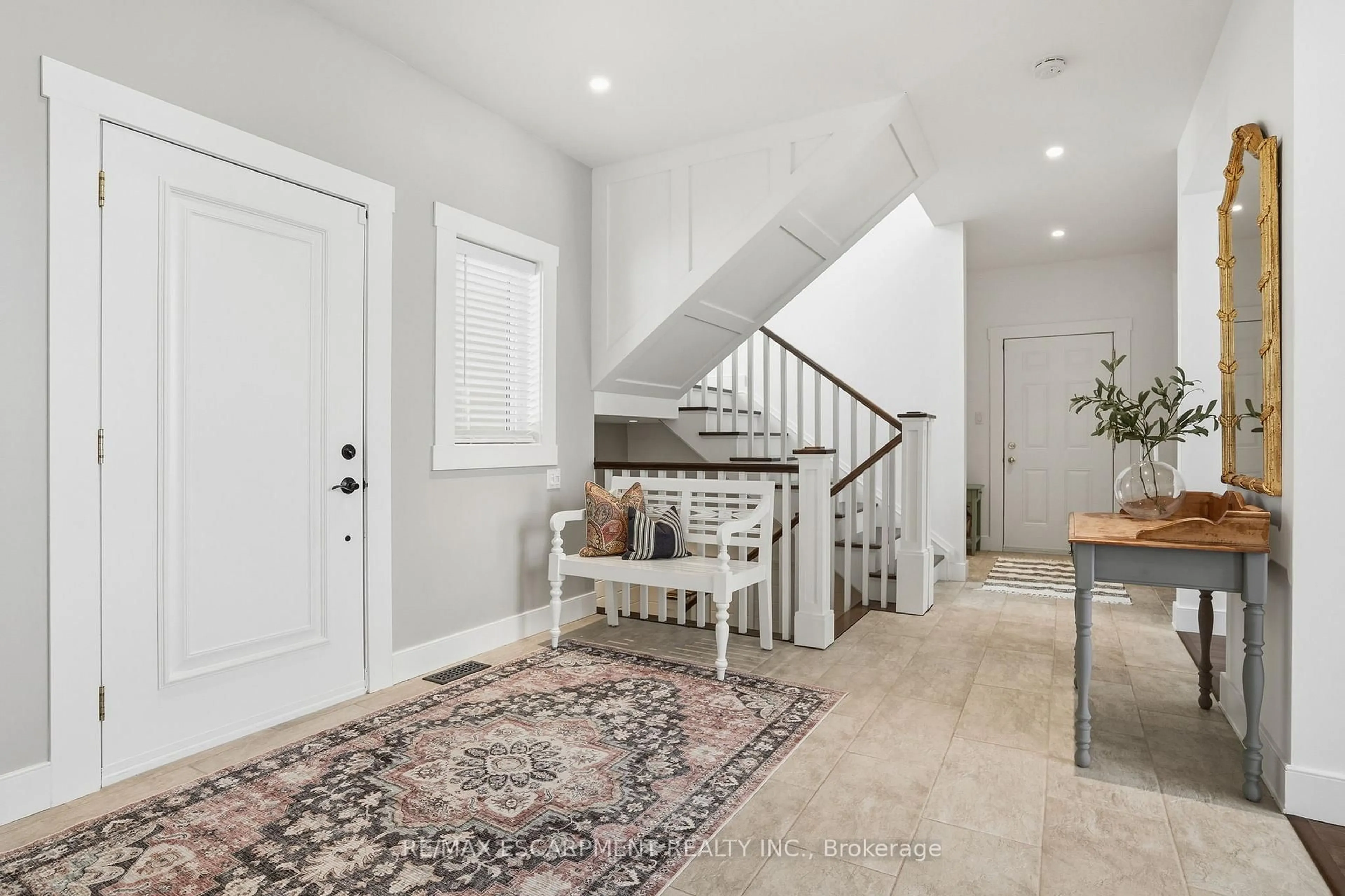 Indoor entryway for 250 Old Onondaga Rd, Brantford Ontario N3R 0C1