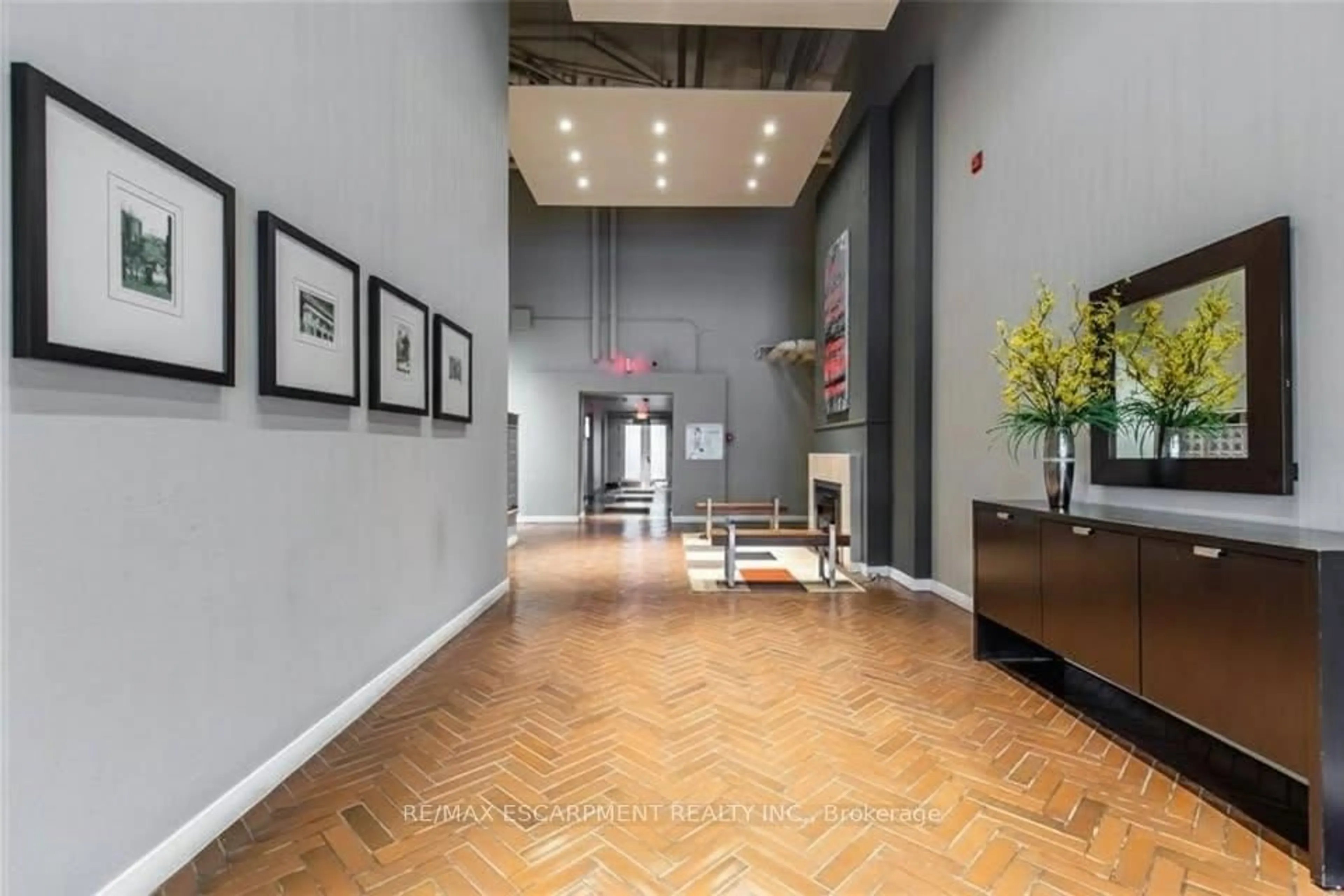 Indoor foyer for 66 Bay St #106, Hamilton Ontario L8P 4Z6