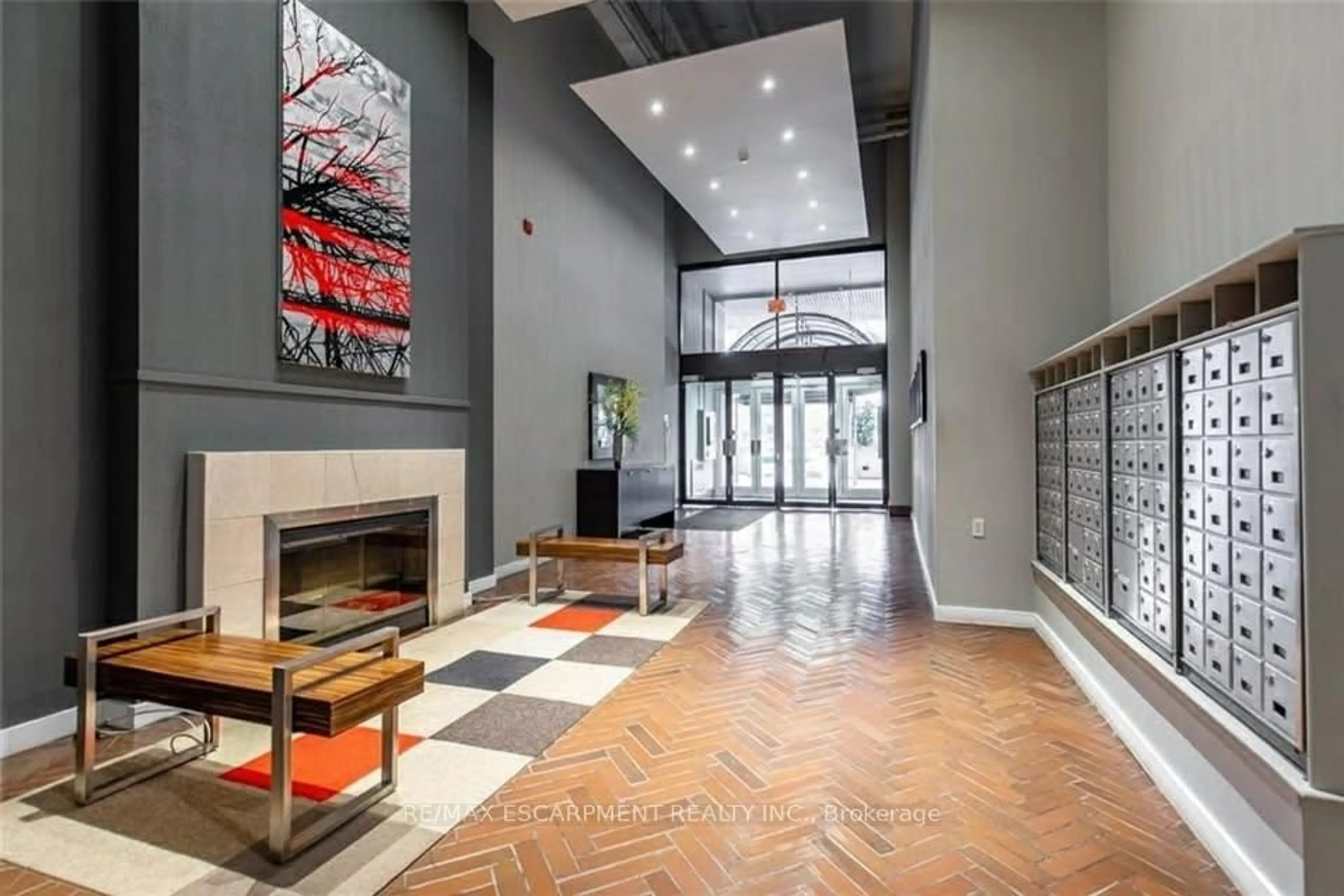 Indoor foyer for 66 Bay St #106, Hamilton Ontario L8P 4Z6