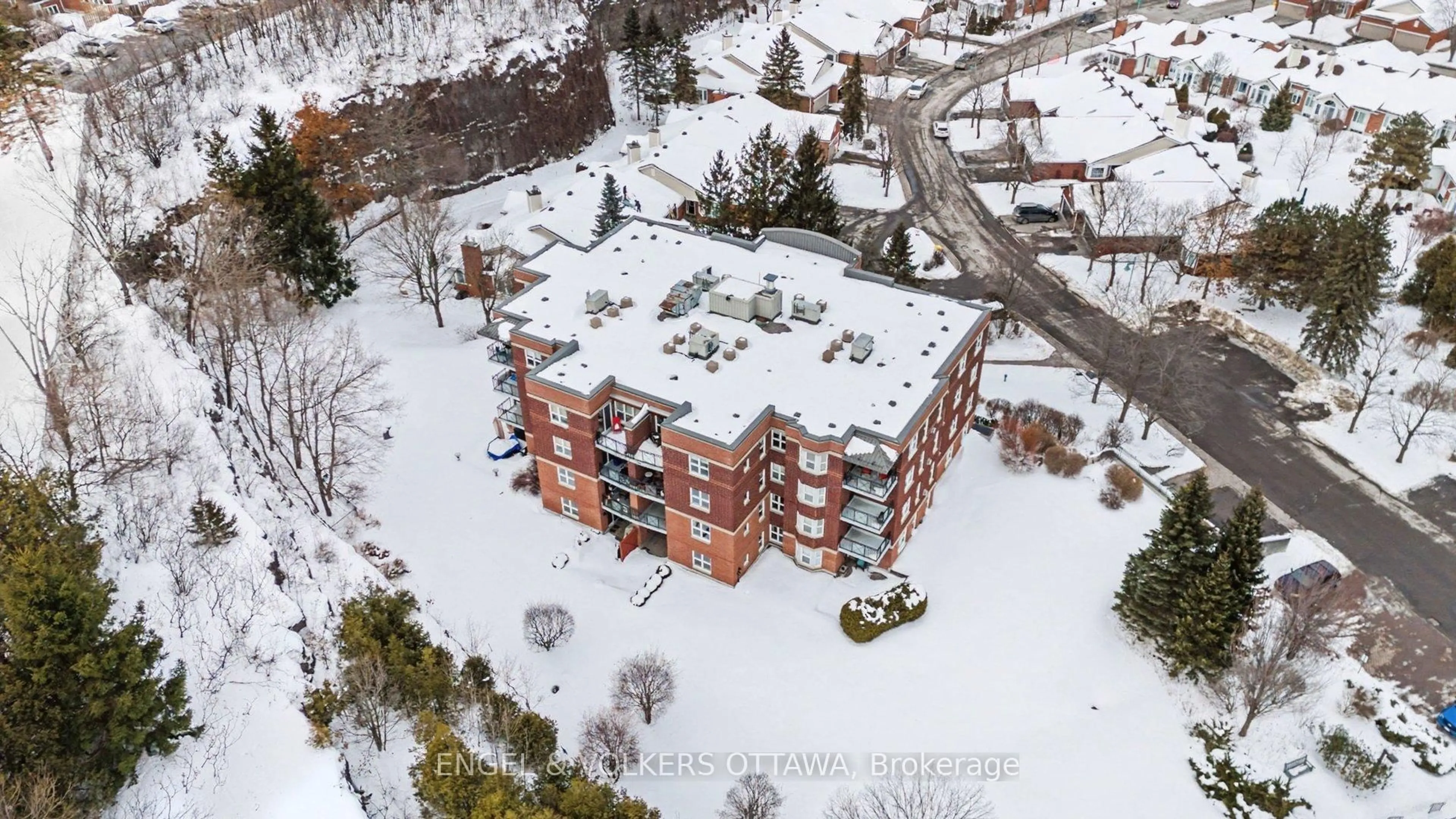 A pic from outside/outdoor area/front of a property/back of a property/a pic from drone, building for 120 Darlington Private #203, Ottawa Ontario K1V 0X5