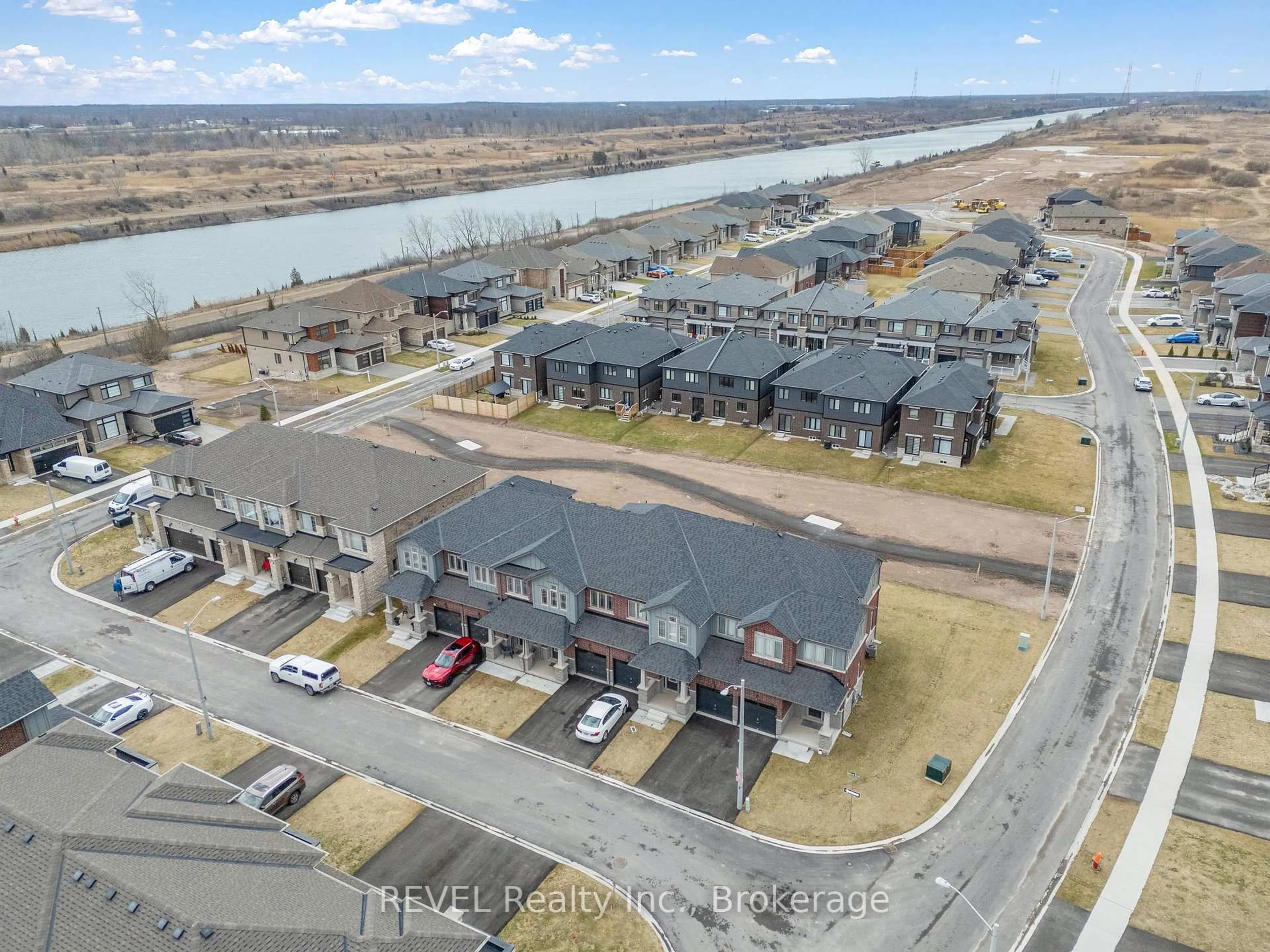 A pic from outside/outdoor area/front of a property/back of a property/a pic from drone, water/lake/river/ocean view for 27 ADMIRAL Rd, Welland Ontario L3B 0H4