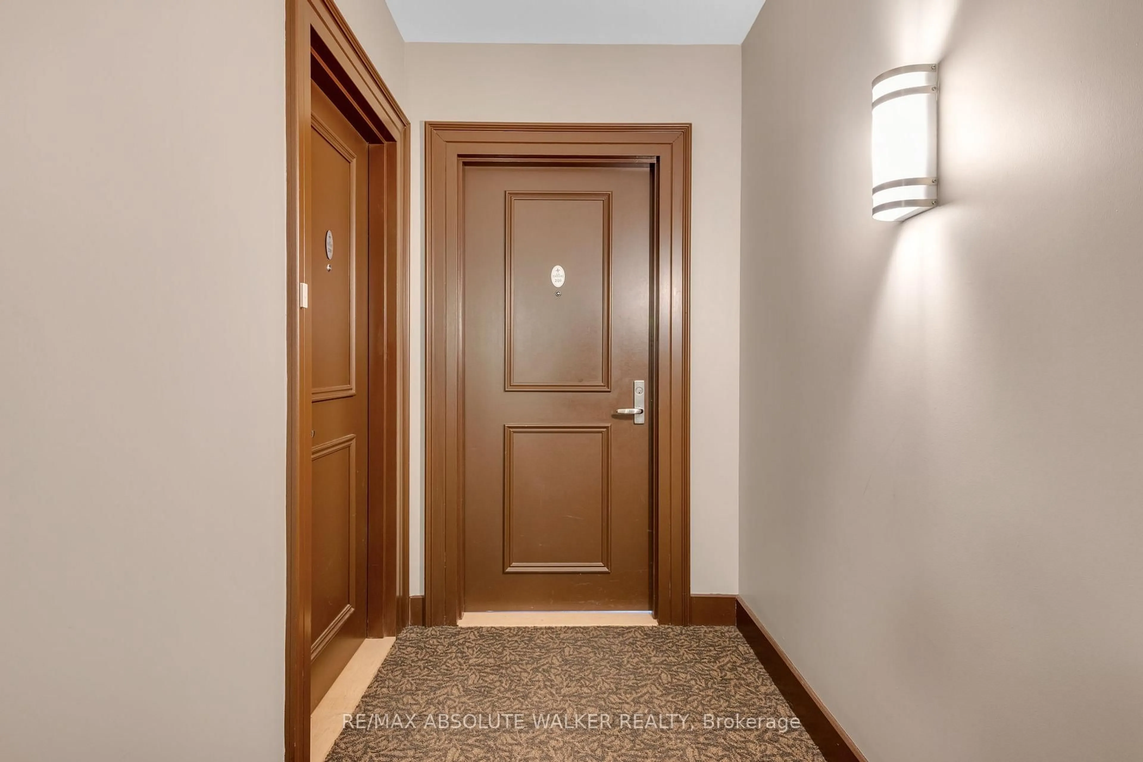 Indoor foyer for 90 Landry St #210, Ottawa Ontario K1L 0A9