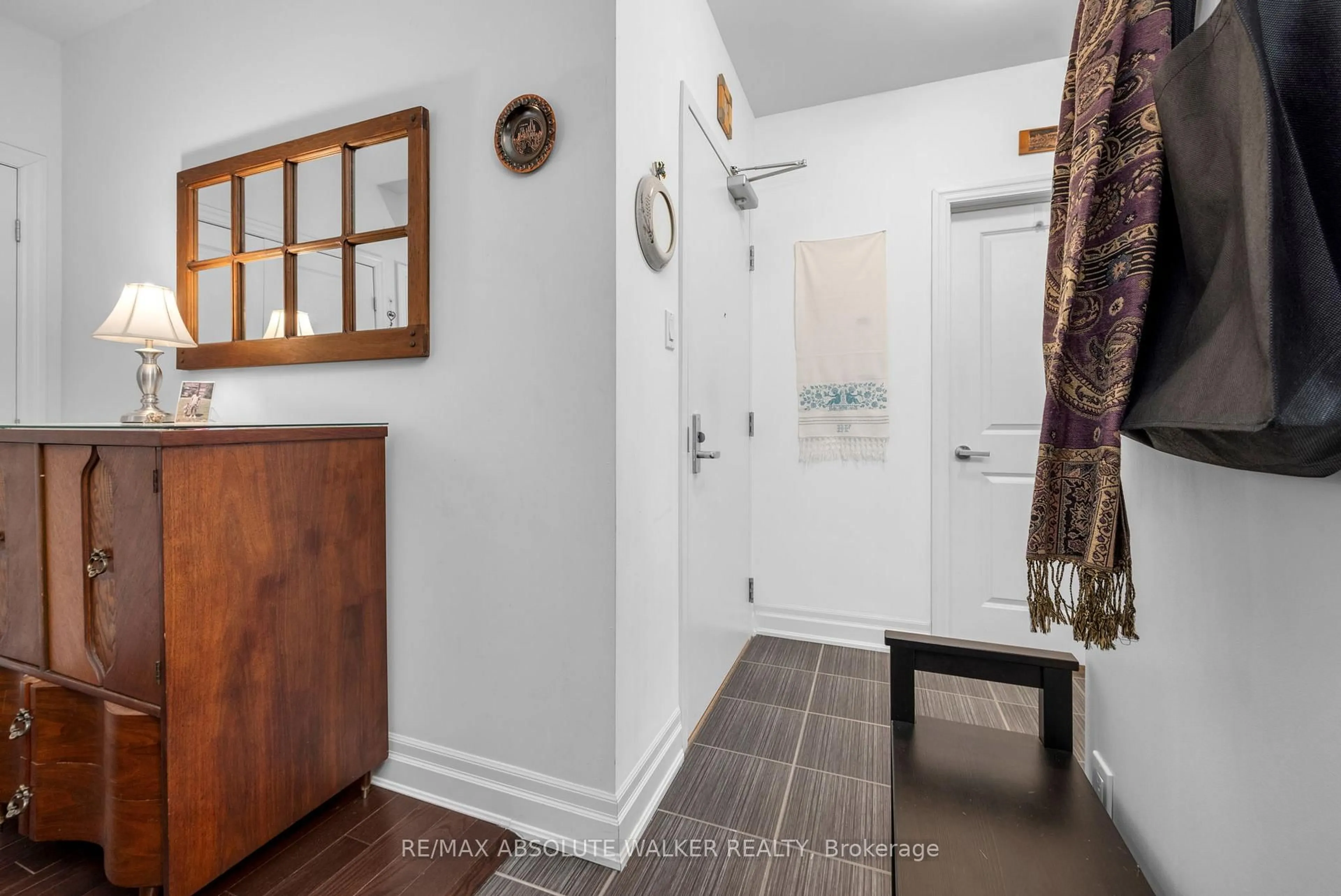 Indoor entryway for 90 Landry St #210, Ottawa Ontario K1L 0A9