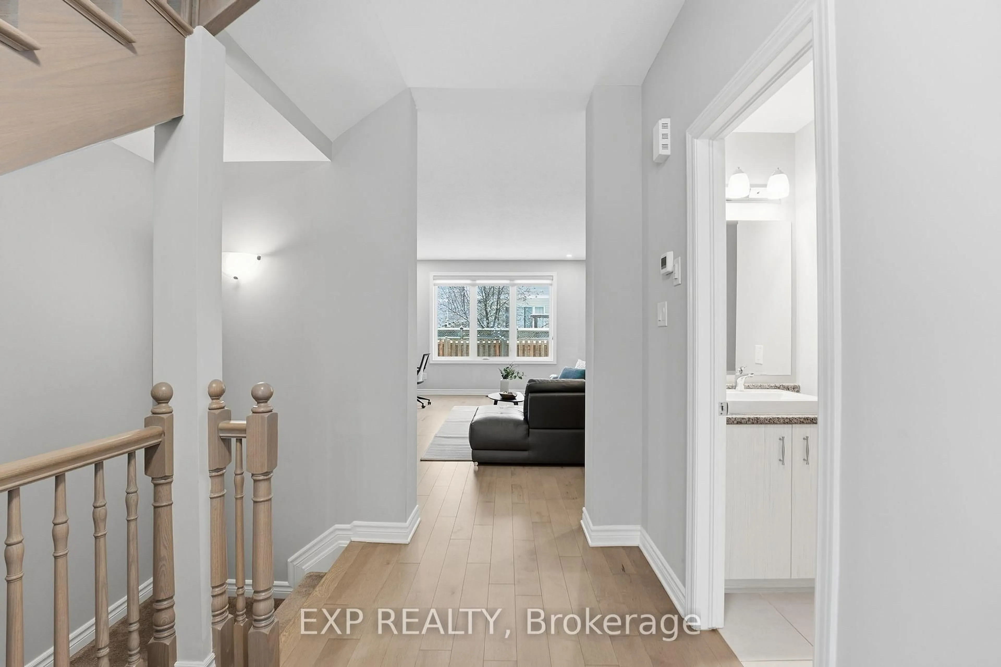 Indoor entryway for 118 Discovery Cres, Ottawa Ontario K2S 0Z9