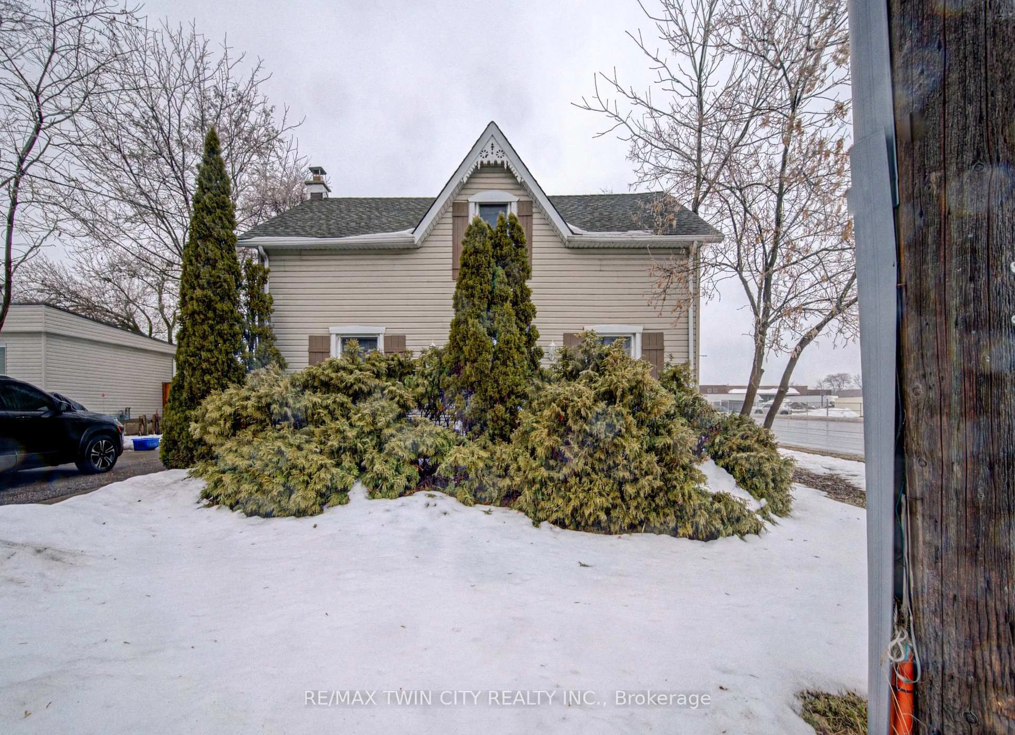 A pic from outside/outdoor area/front of a property/back of a property/a pic from drone, street for 186 Wellington St, Cambridge Ontario N1R 3Z3