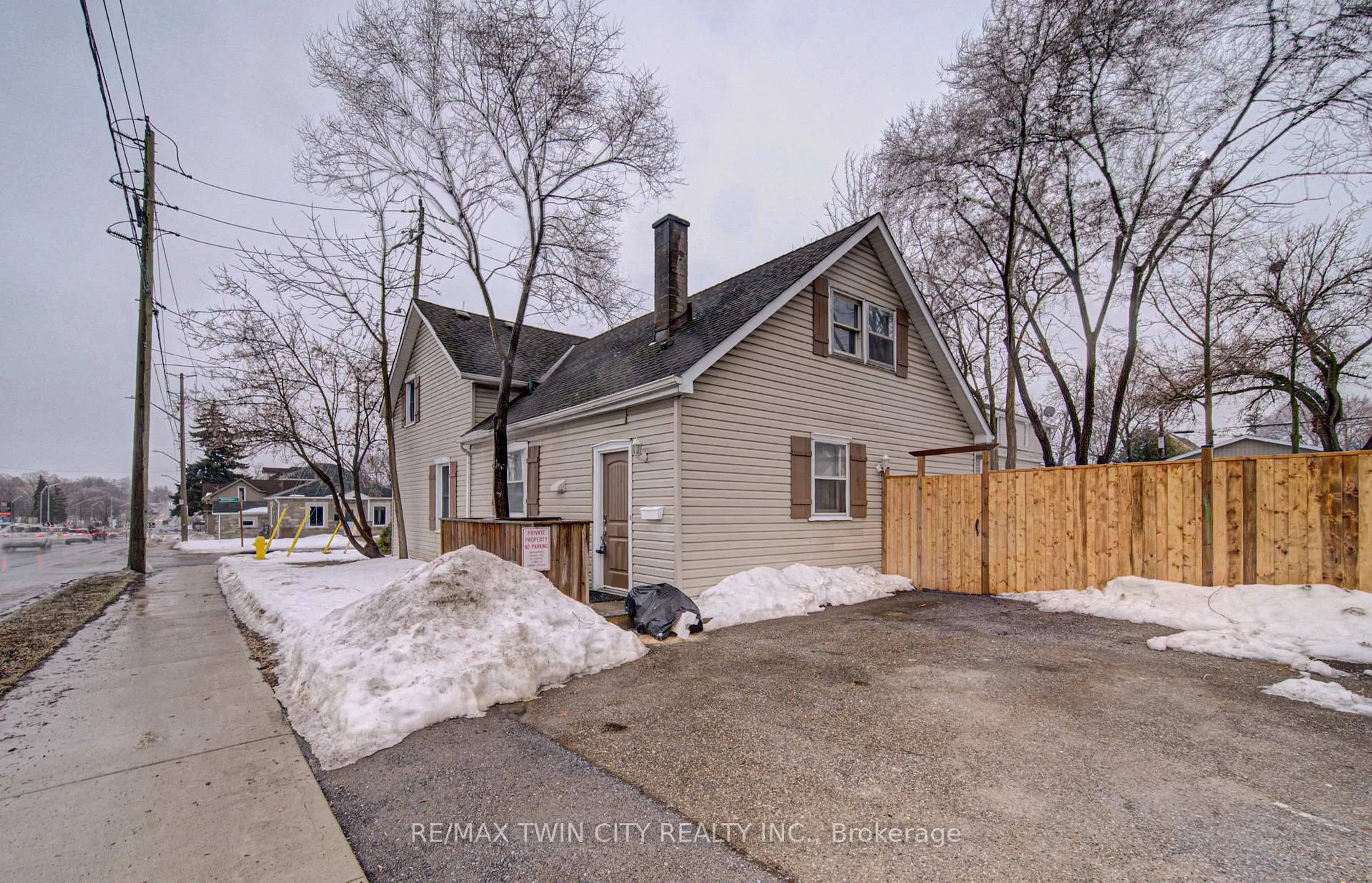 A pic from outside/outdoor area/front of a property/back of a property/a pic from drone, street for 186 Wellington St, Cambridge Ontario N1R 3Z3