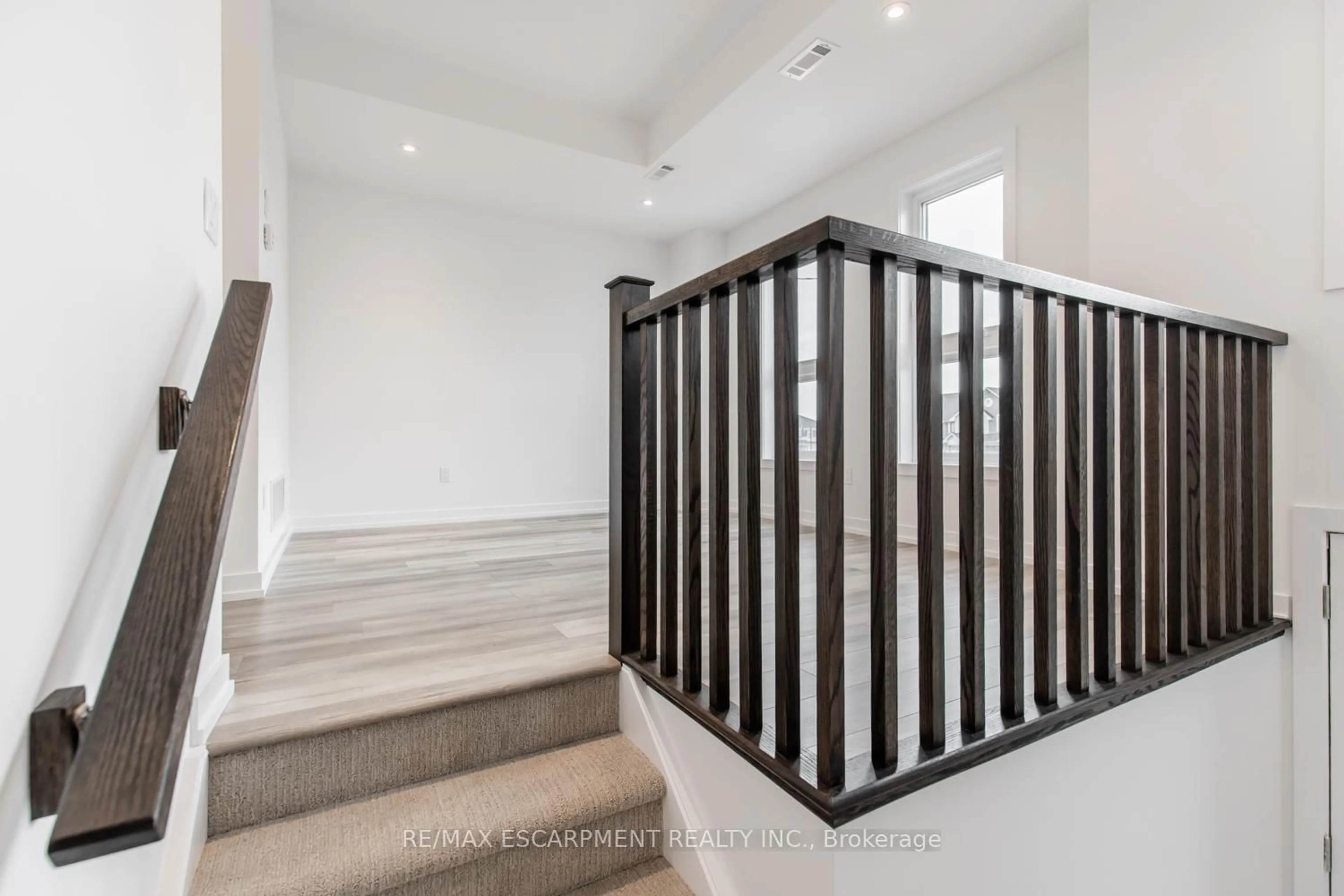 Indoor entryway for 70 Kenesky Dr #4, Hamilton Ontario L8B 2A9