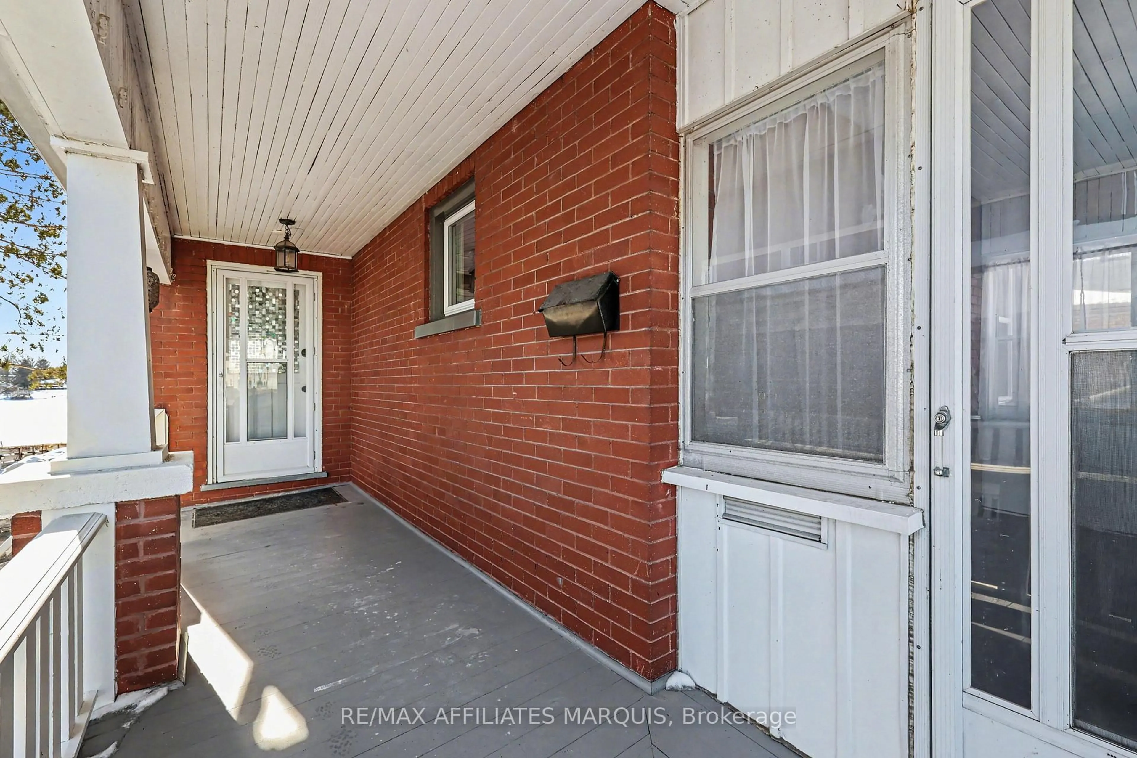 Unknown for 18 Queen St, Smiths Falls Ontario K7A 3N2