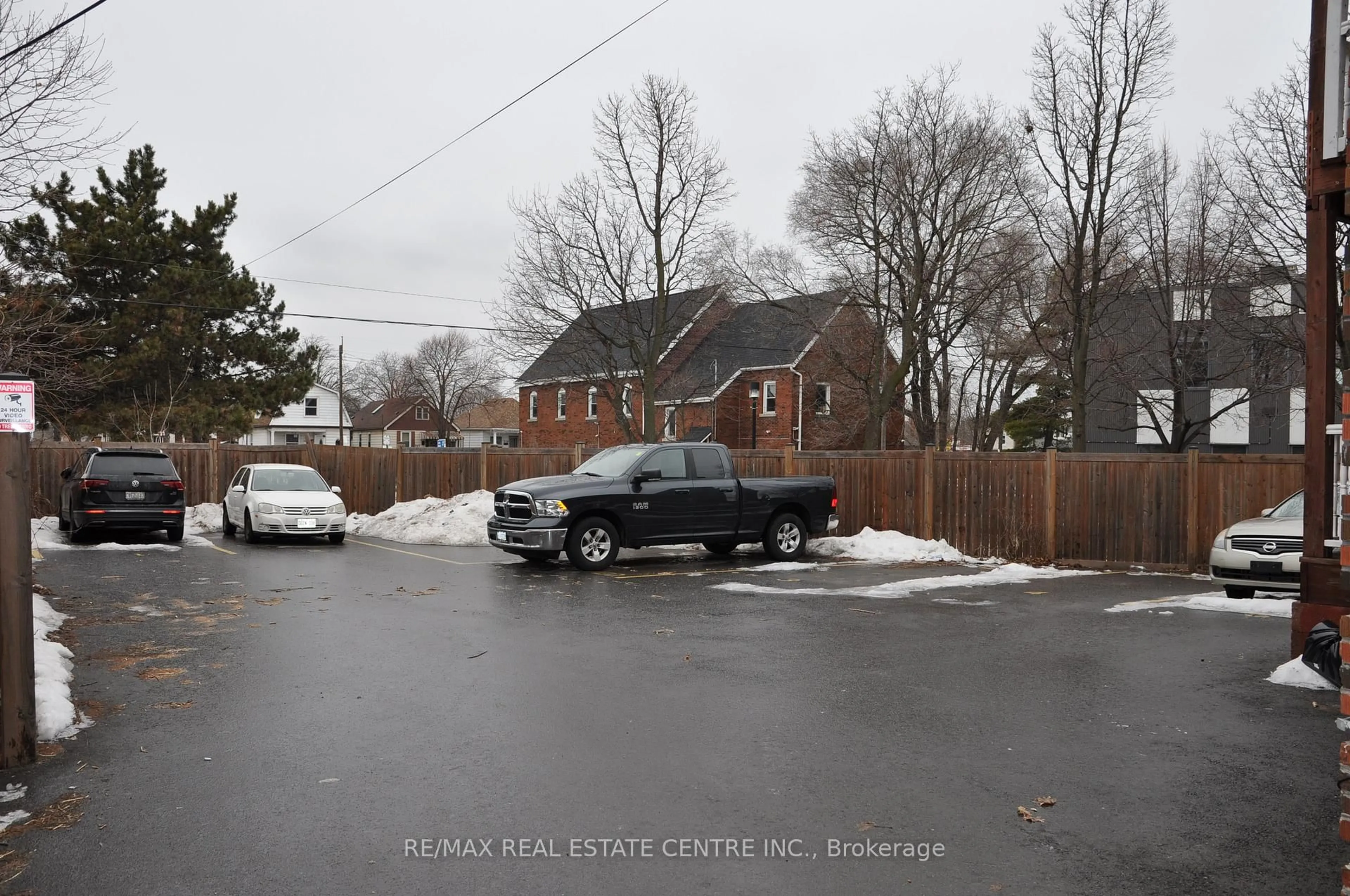 A pic from outside/outdoor area/front of a property/back of a property/a pic from drone, street for 309 Strathearne Ave, Hamilton Ontario L8H 5K8