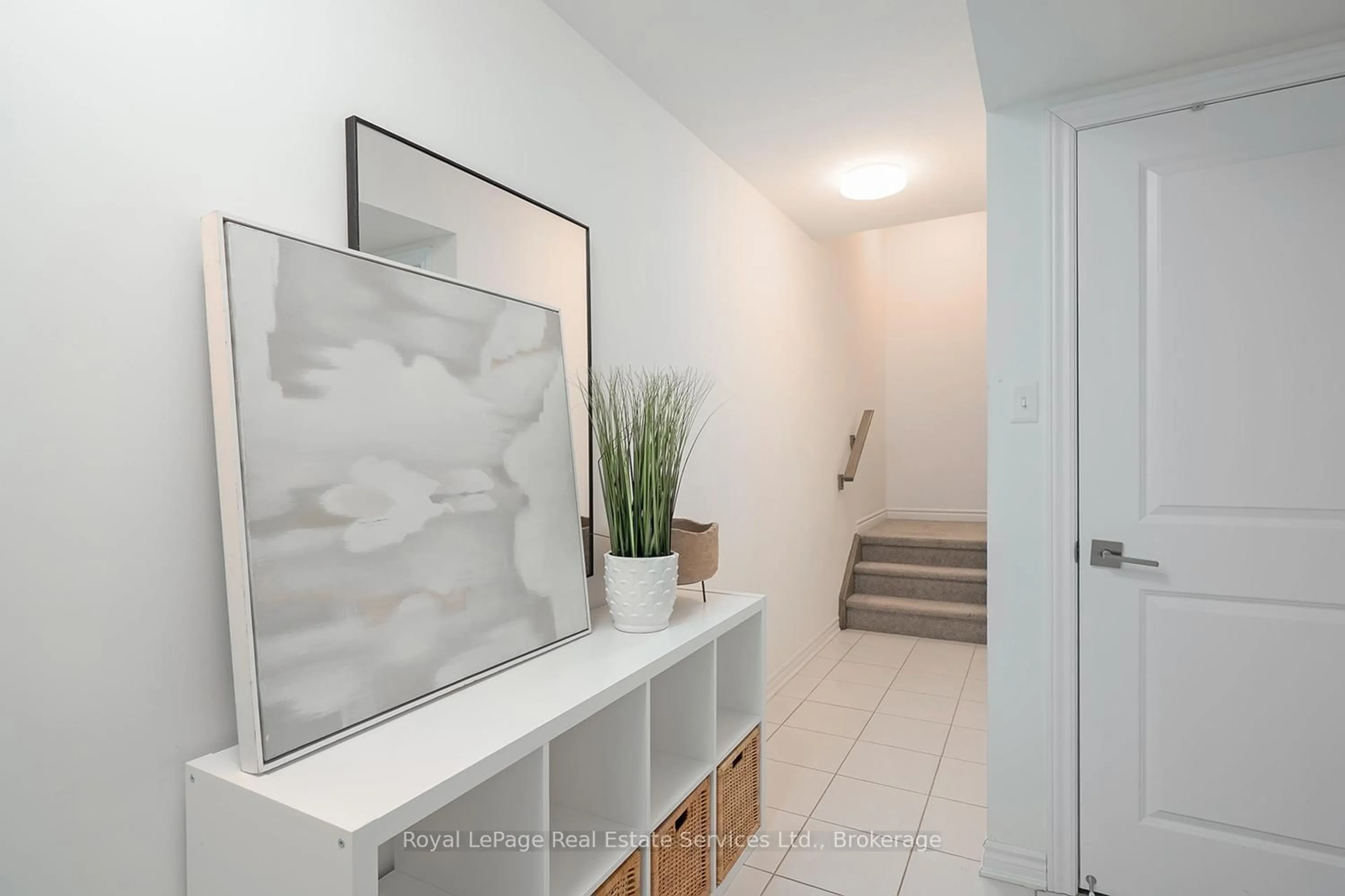 Indoor entryway for 383 Dundas St #34, Hamilton Ontario L8B 1X6