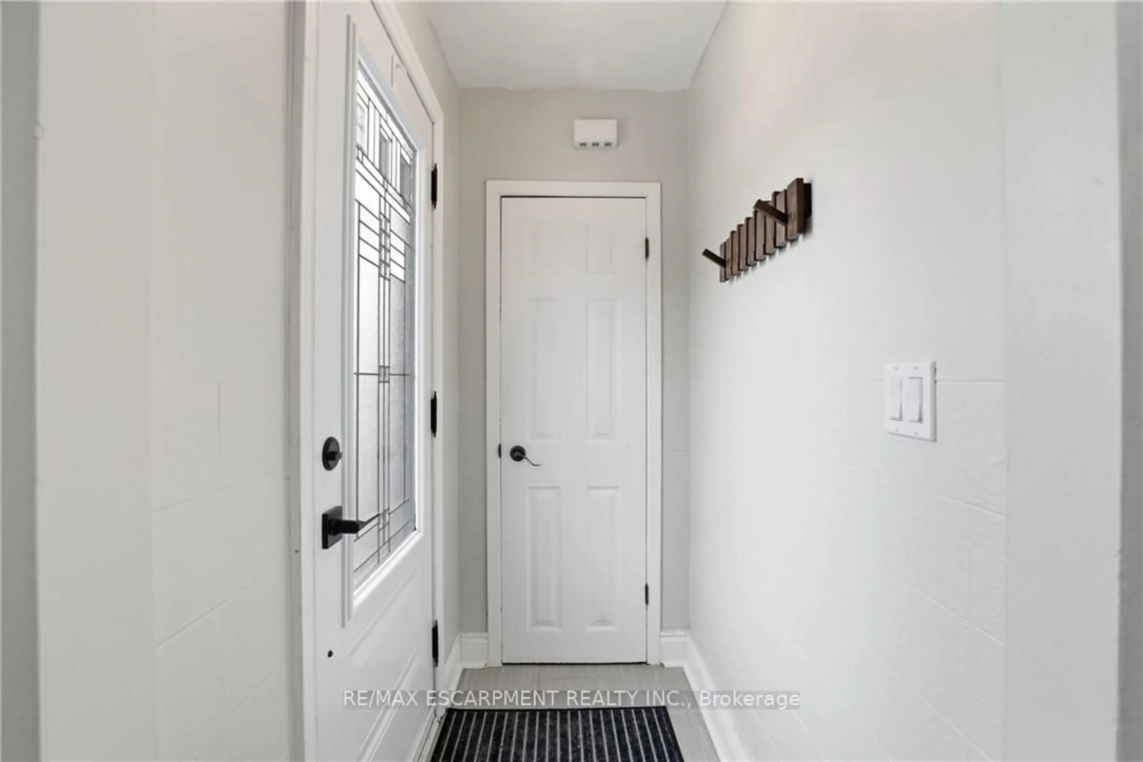 Indoor entryway for 32 Audrey St, Hamilton Ontario L8V 1G4