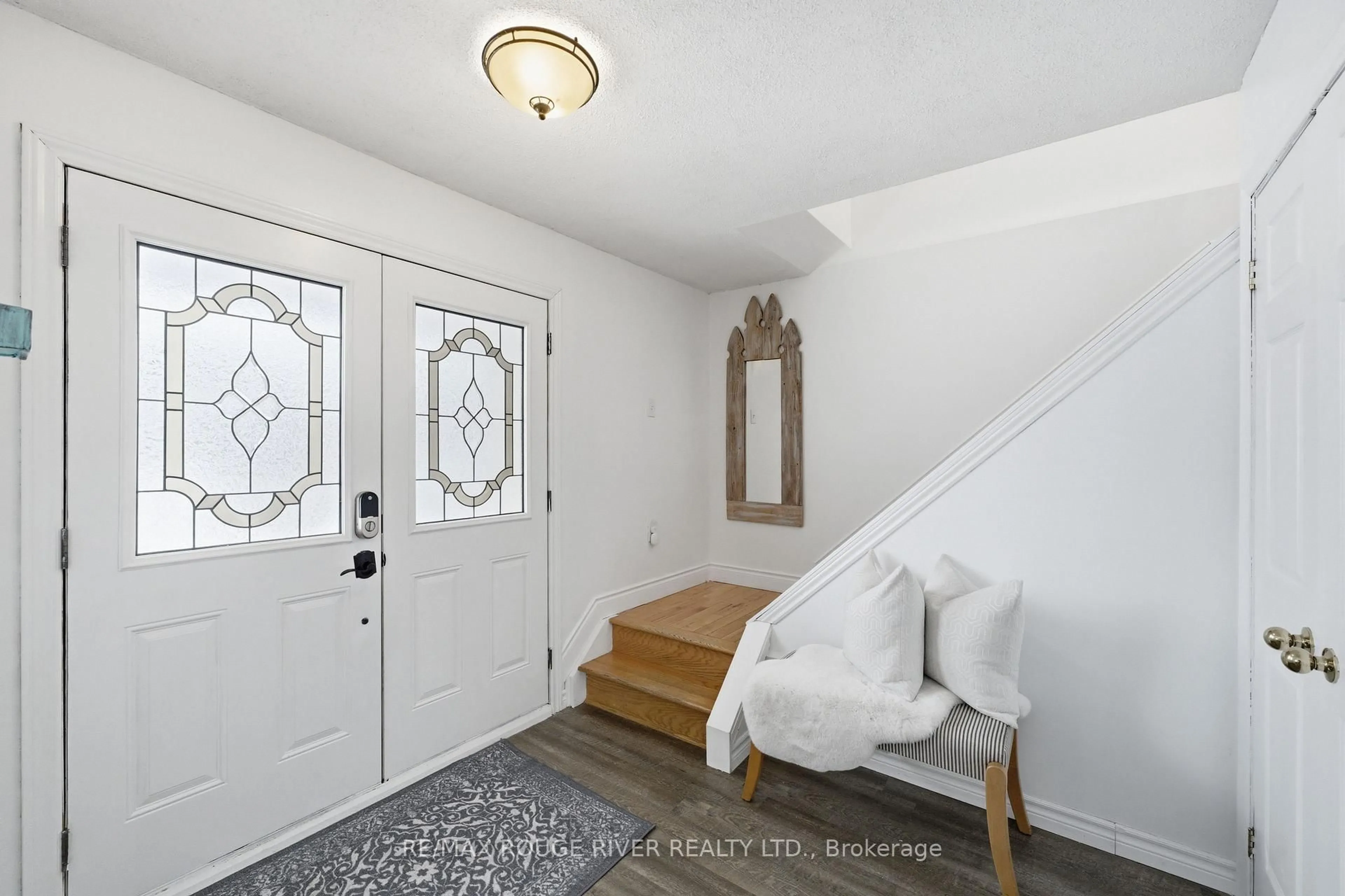 Indoor entryway for 585 Burwash St, Cobourg Ontario K9A 1Y7