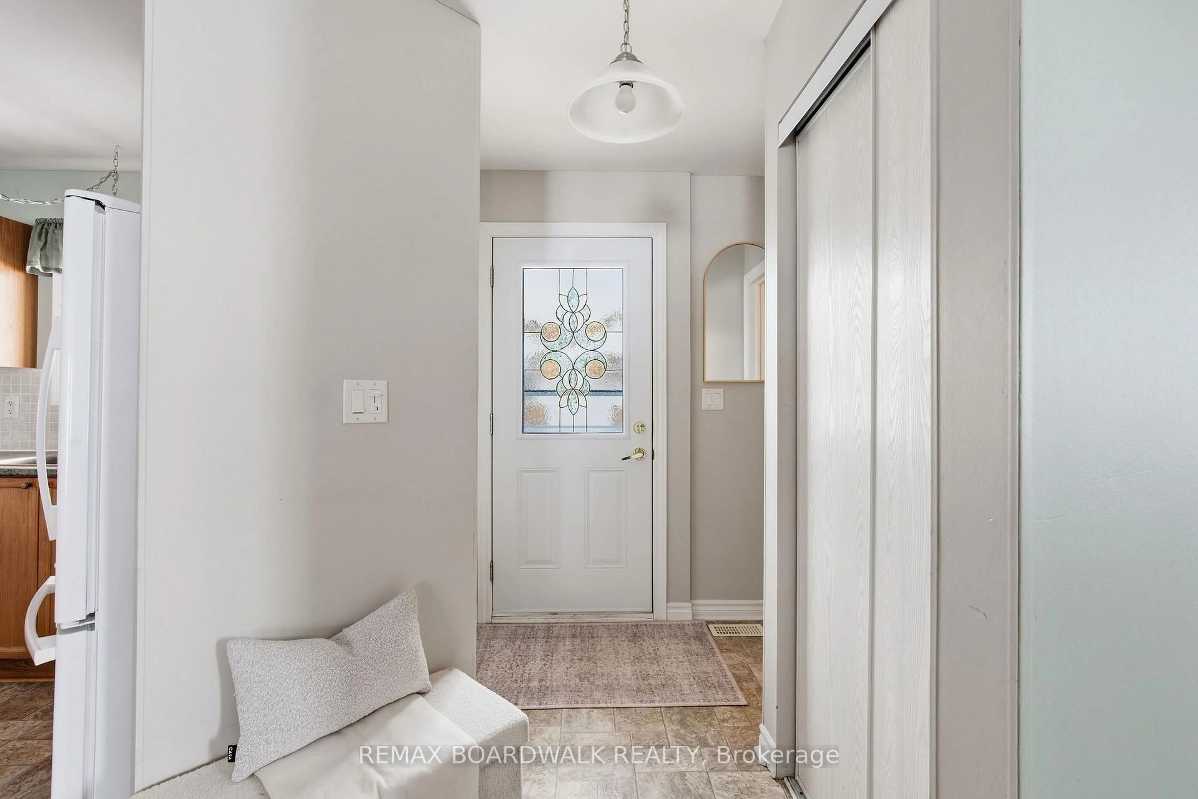 Indoor entryway for 307 Chestnut Private, Richmond Ontario K0A 2Z0