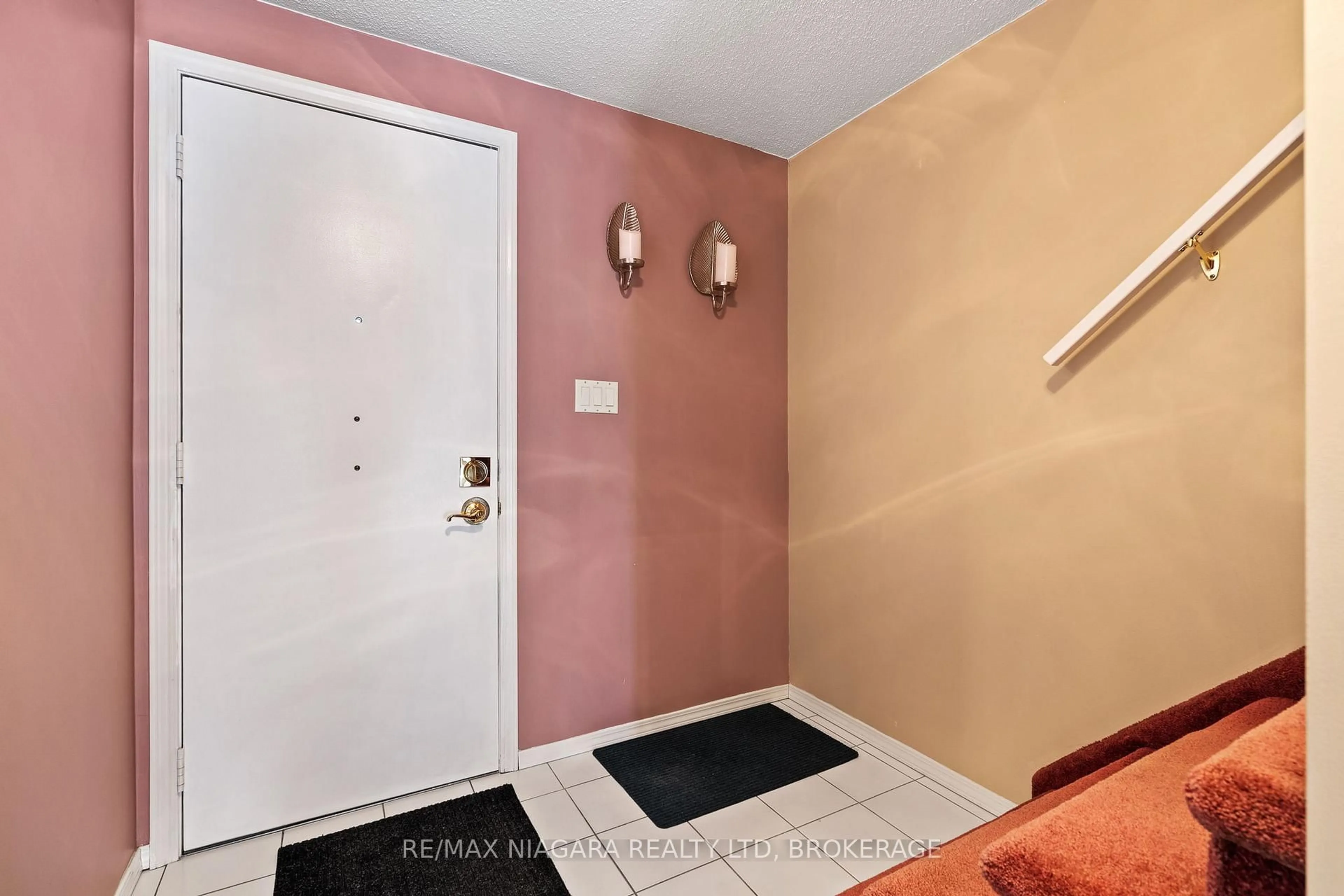 Indoor entryway for 242 Lakeport Rd #4, St. Catharines Ontario L2N 6V2