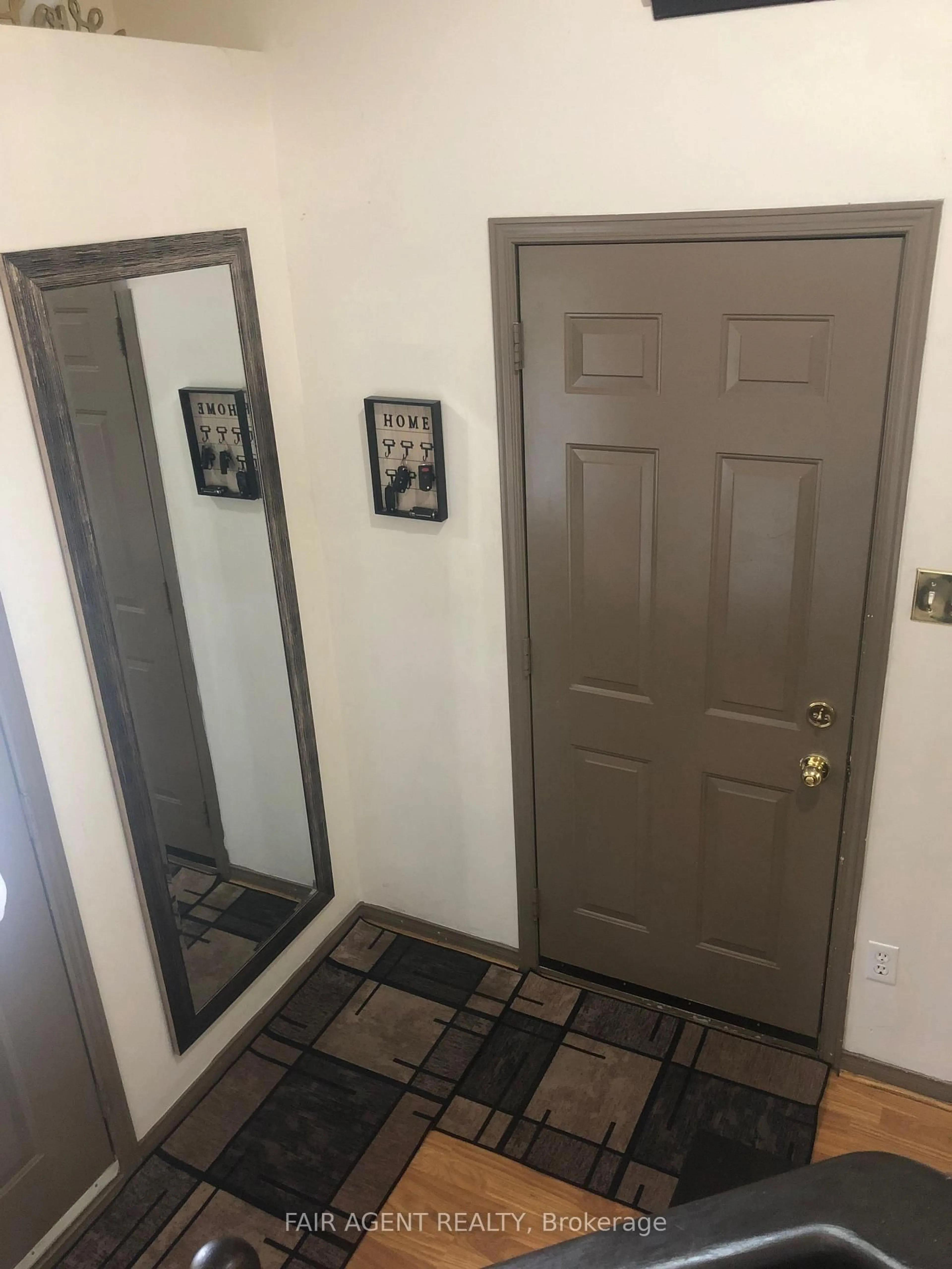 Indoor entryway for 562 Erinbrook Dr, Kitchener Ontario N2E 3M8