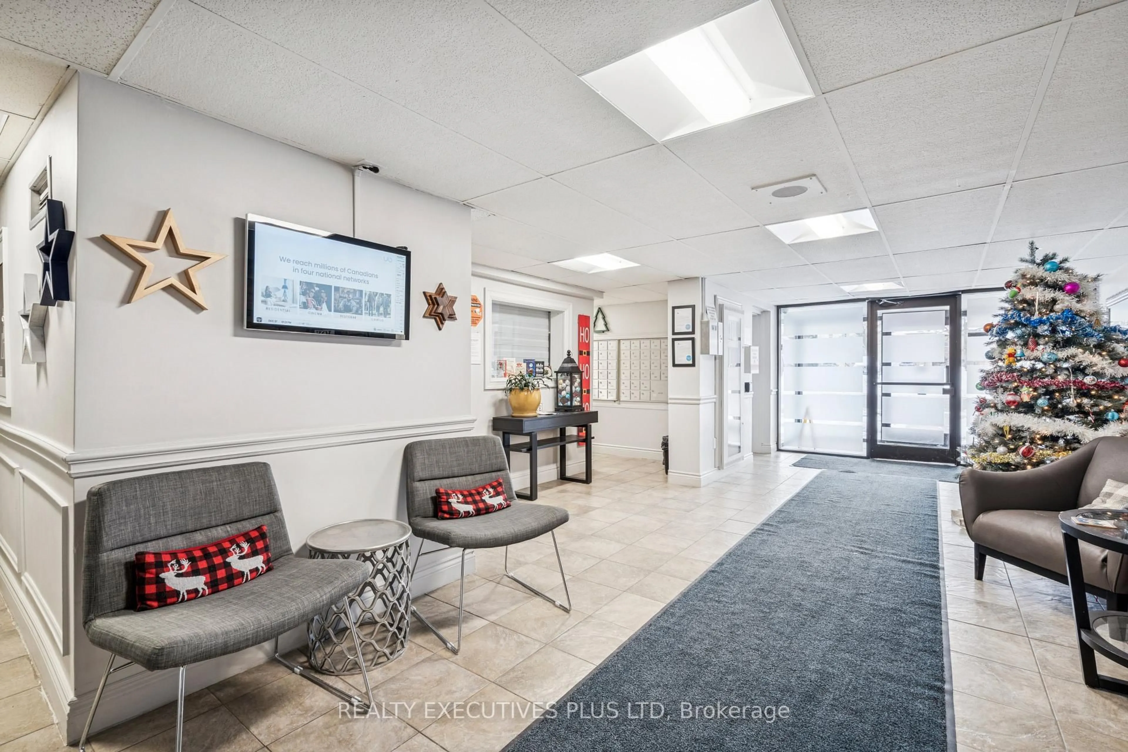 Indoor foyer for 64 Benton St #303, Kitchener Ontario N2G 4L9