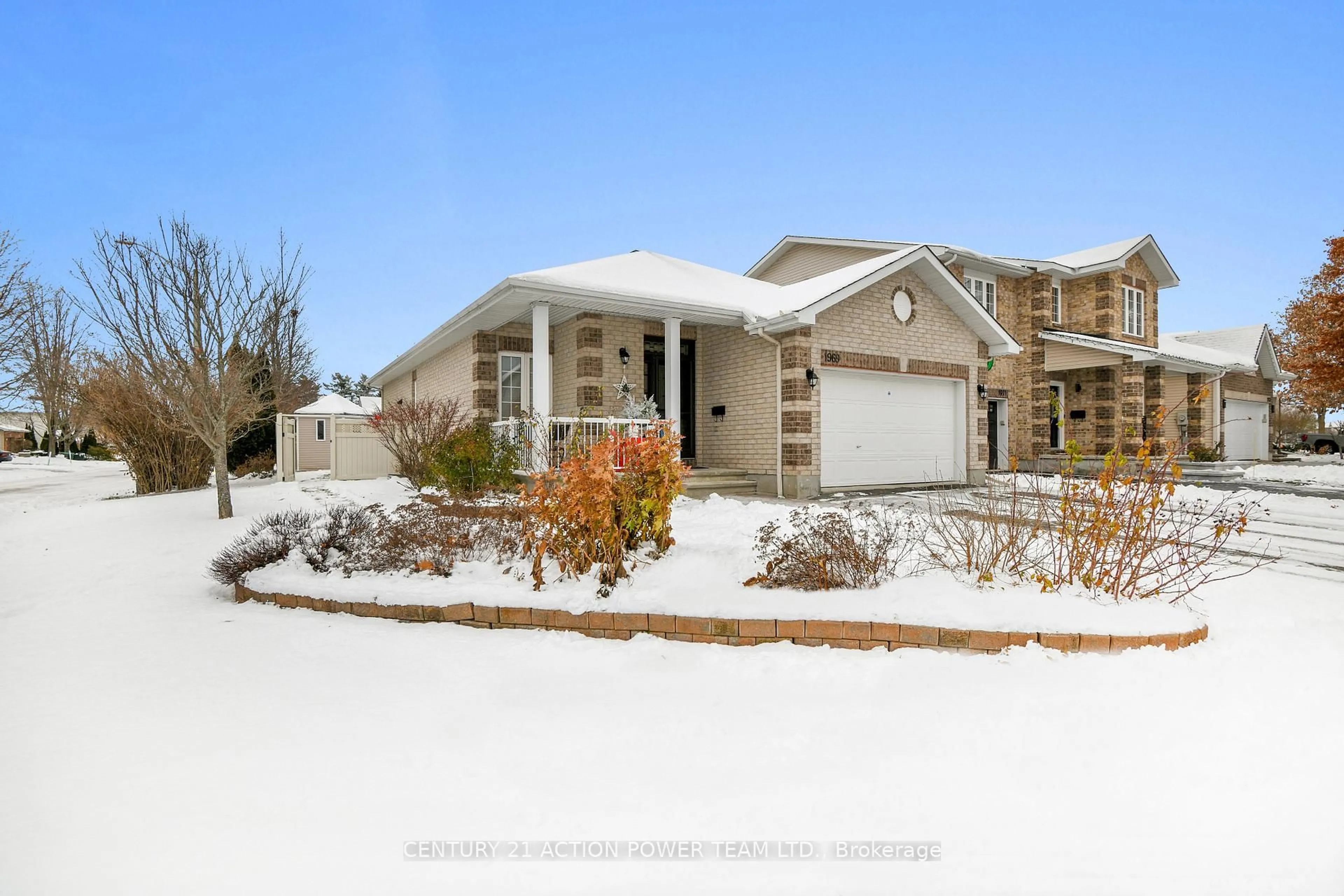 A pic from outside/outdoor area/front of a property/back of a property/a pic from drone, street for 1969 Loasa Lane, Ottawa Ontario K4A 4T4