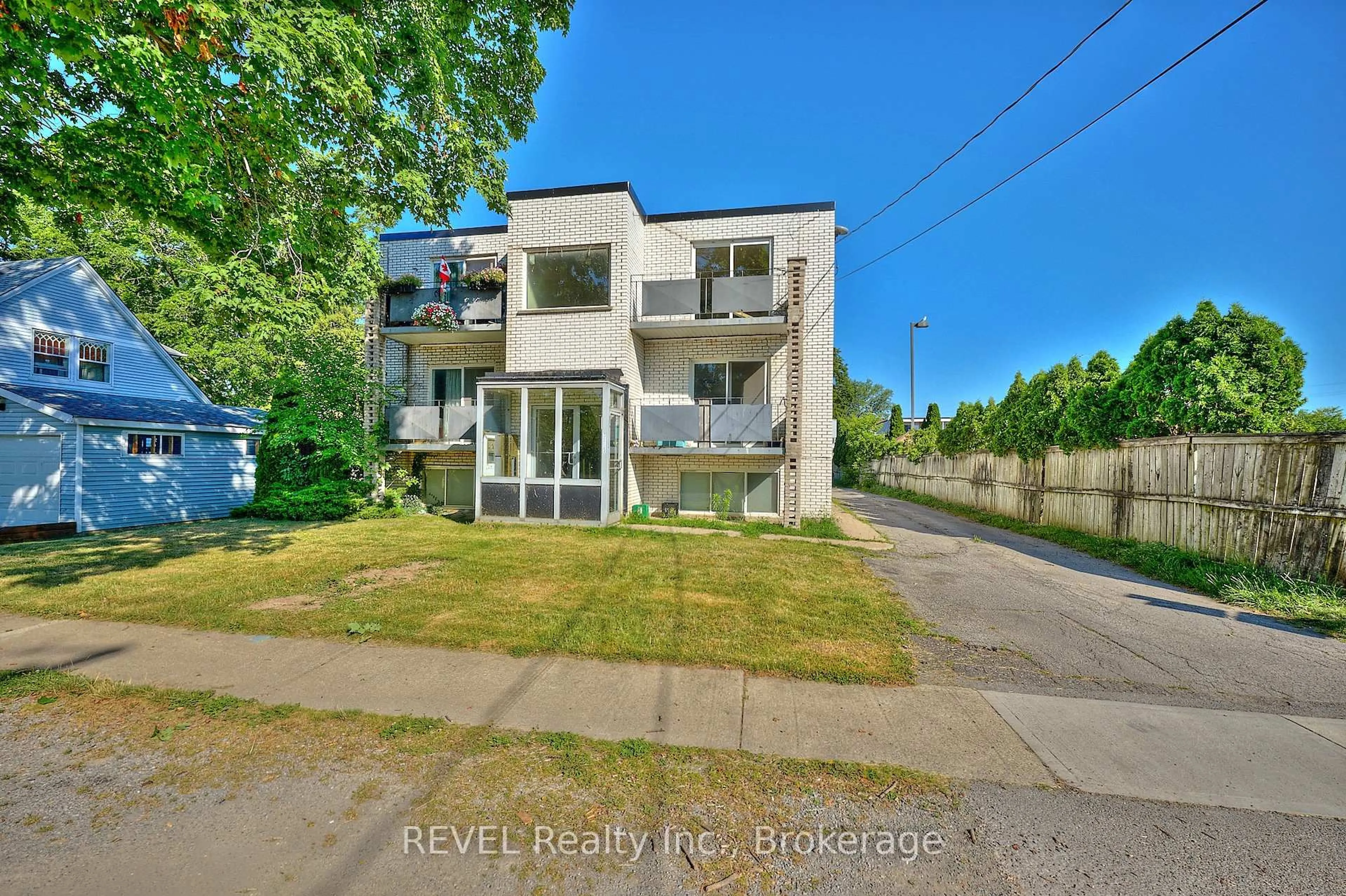 A pic from outside/outdoor area/front of a property/back of a property/a pic from drone, unknown for 3865 Front St, Niagara Falls Ontario L2G 6G3