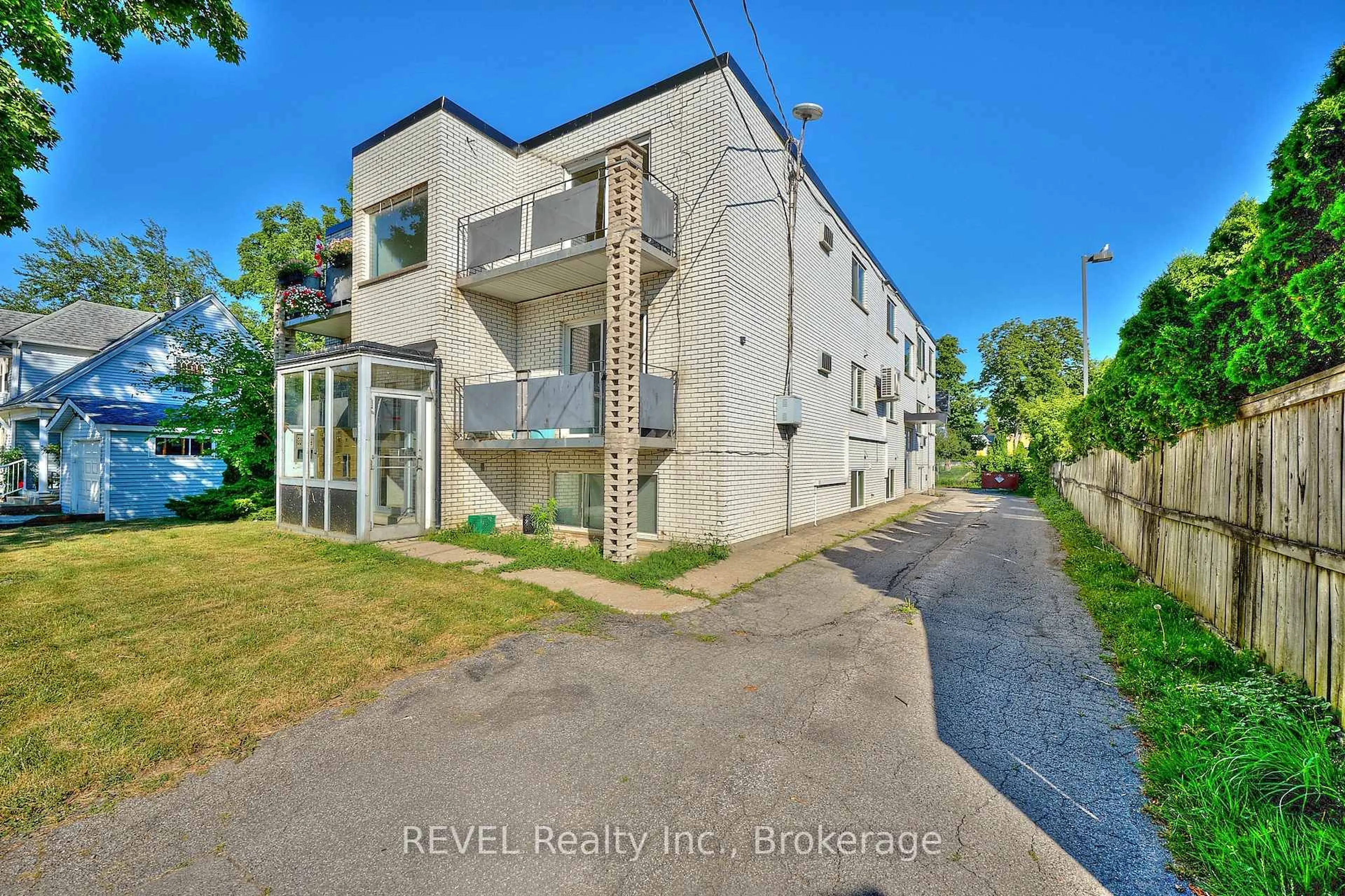 A pic from outside/outdoor area/front of a property/back of a property/a pic from drone, unknown for 3865 Front St, Niagara Falls Ontario L2G 6G3