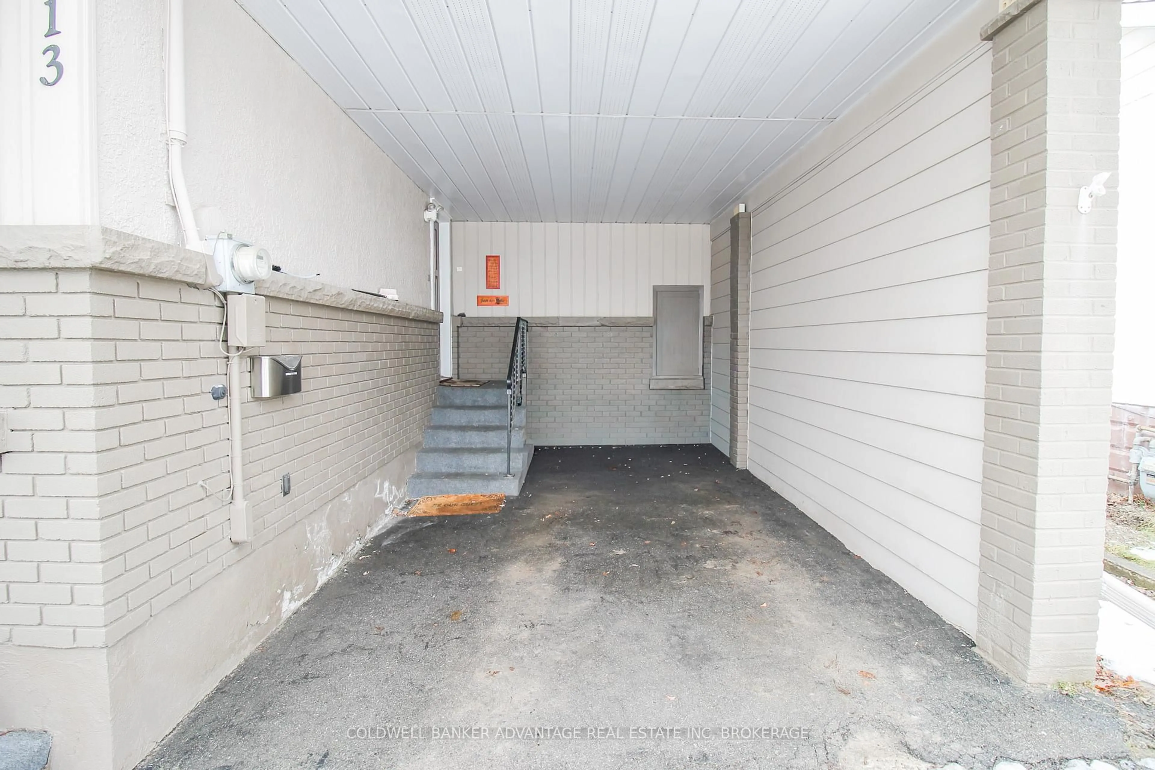 Indoor garage for 113 Golden Blvd, Welland Ontario L3B 1H9