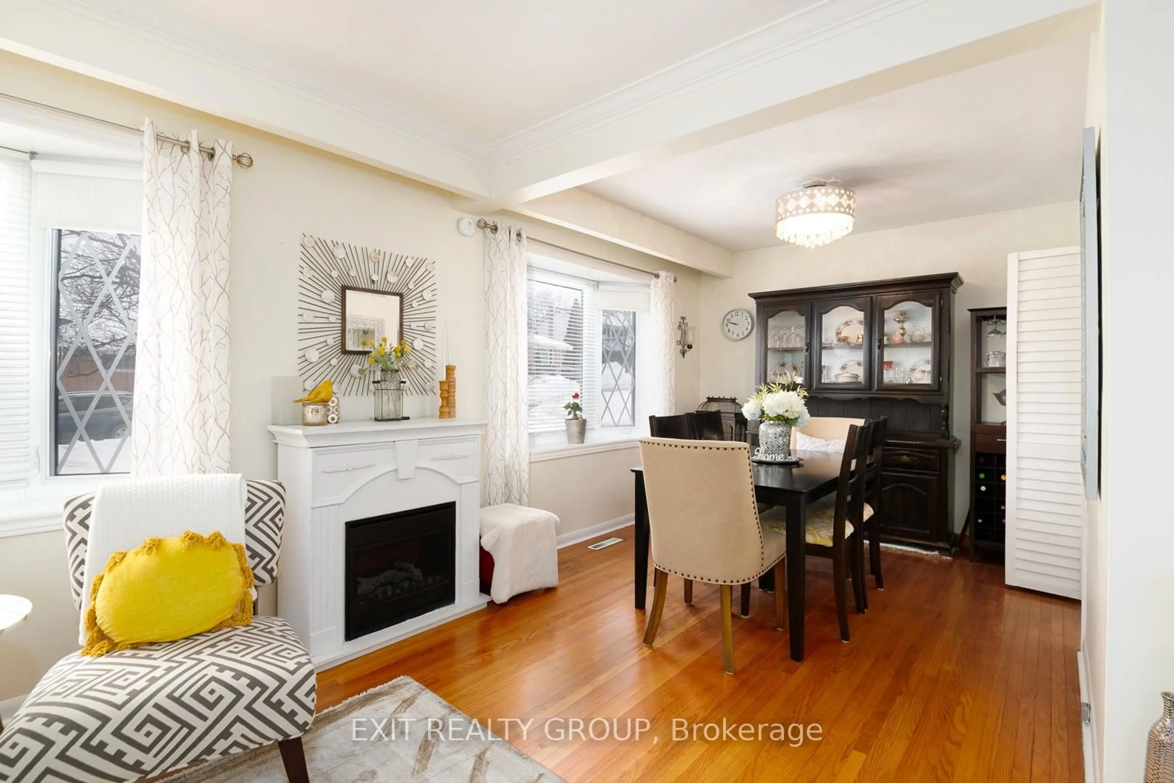 Dining room, wood/laminate floor for 35 Fifth Ave, Quinte West Ontario K8V 5N9