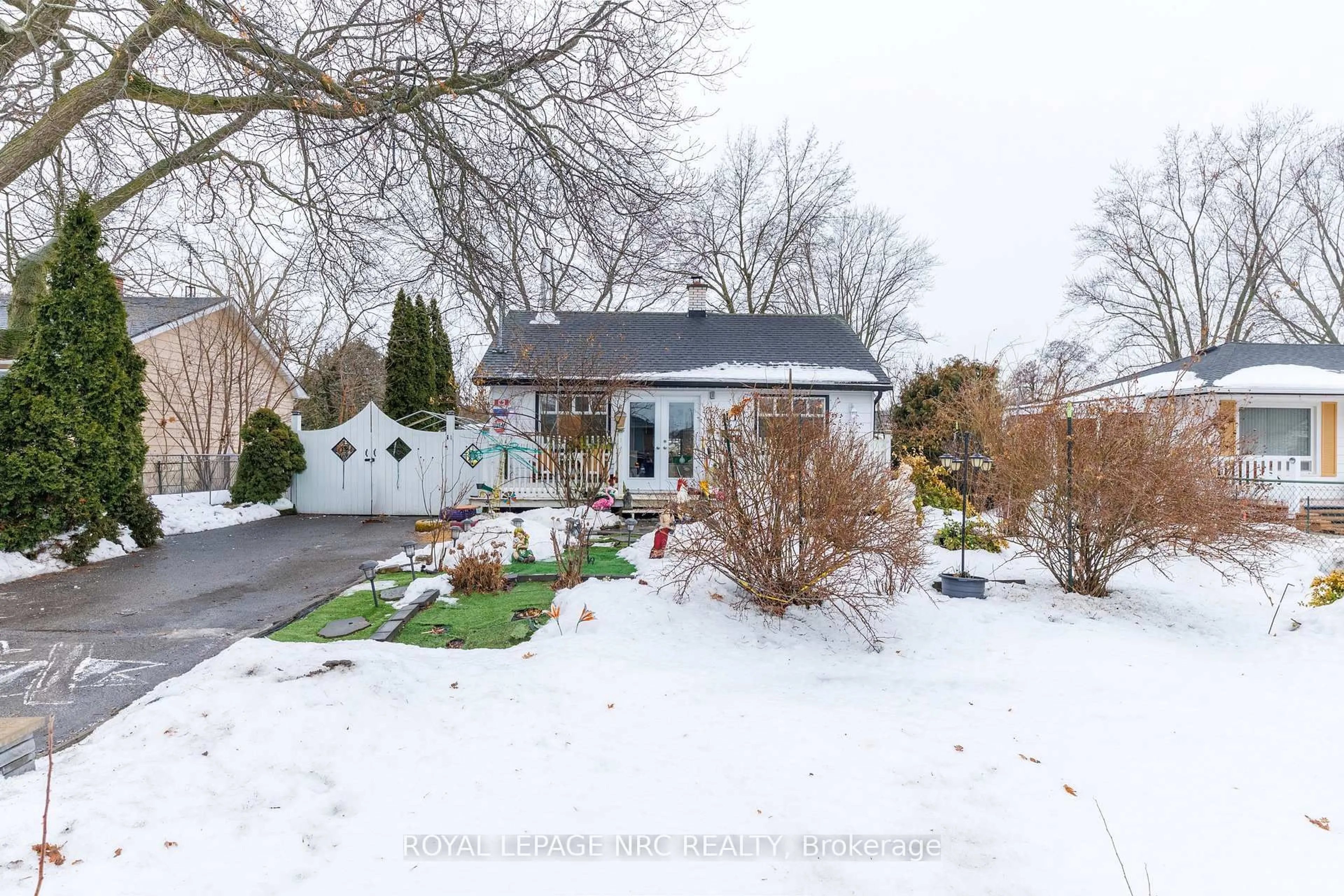 A pic from outside/outdoor area/front of a property/back of a property/a pic from drone, street for 7 Vera St, St. Catharines Ontario L2S 1C3