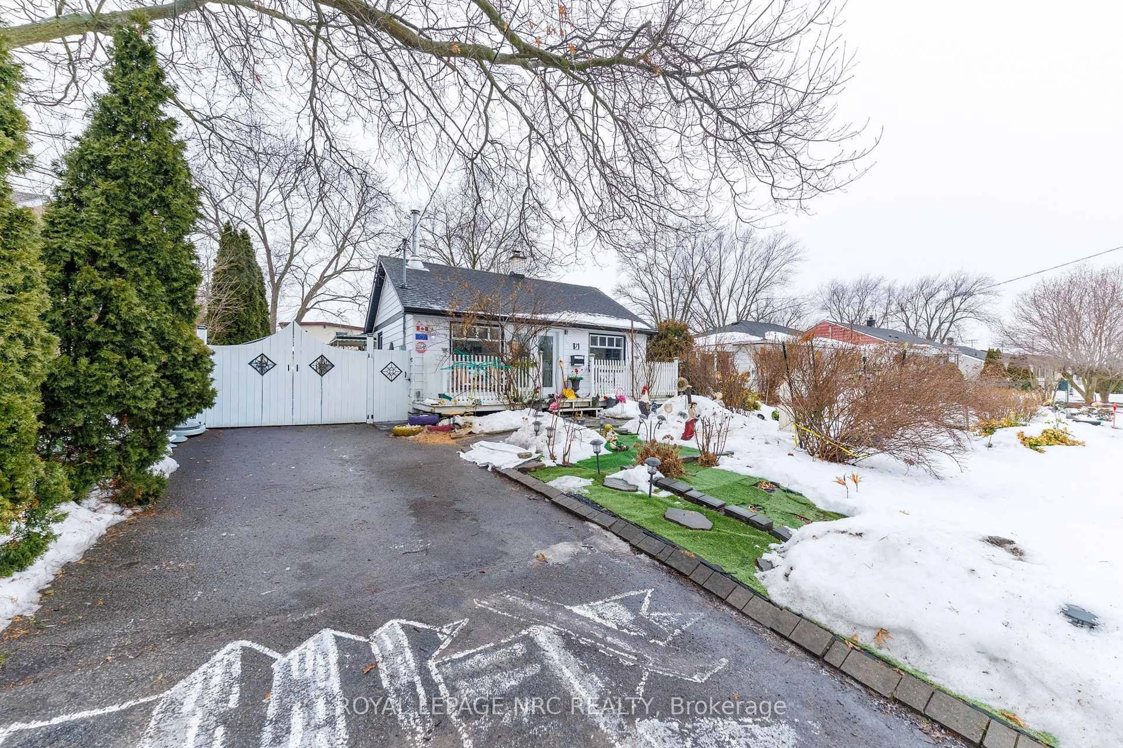 A pic from outside/outdoor area/front of a property/back of a property/a pic from drone, street for 7 Vera St, St. Catharines Ontario L2S 1C3