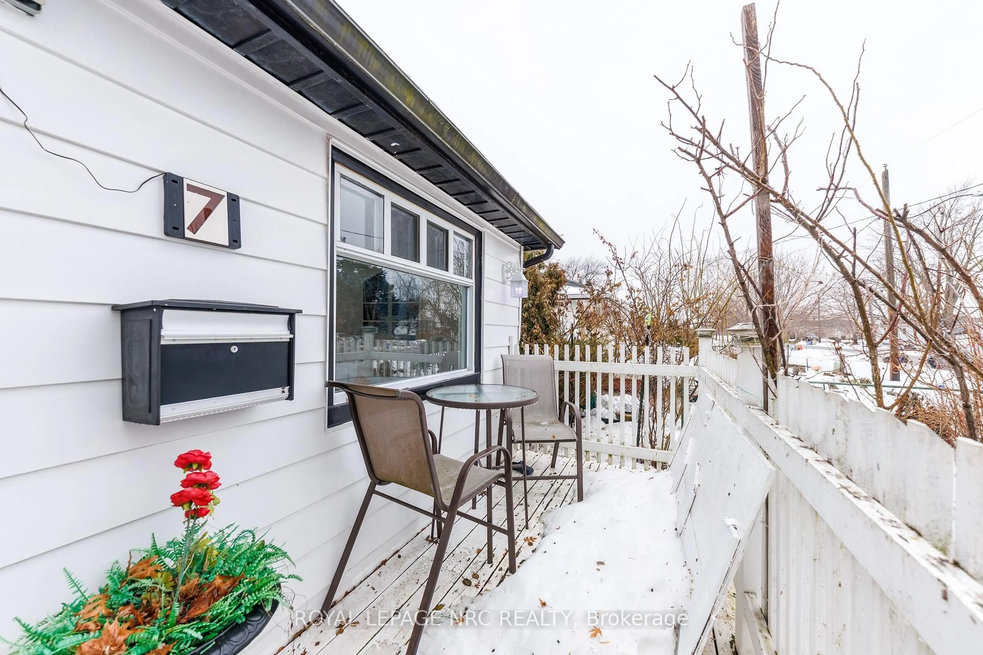 Patio, street for 7 Vera St, St. Catharines Ontario L2S 1C3