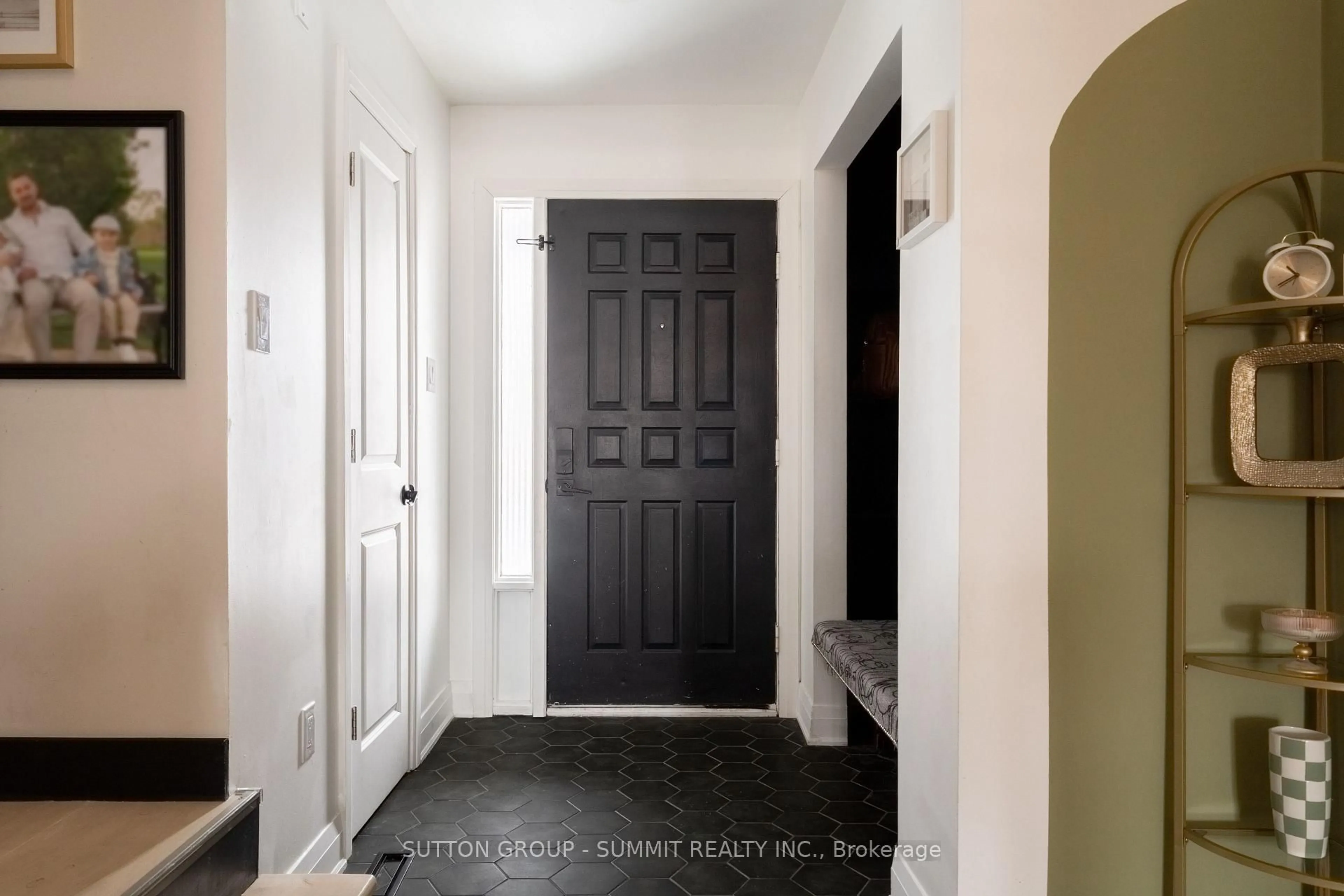 Indoor entryway for 30 BUCHANAN Cres, Thorold Ontario L2V 4M5