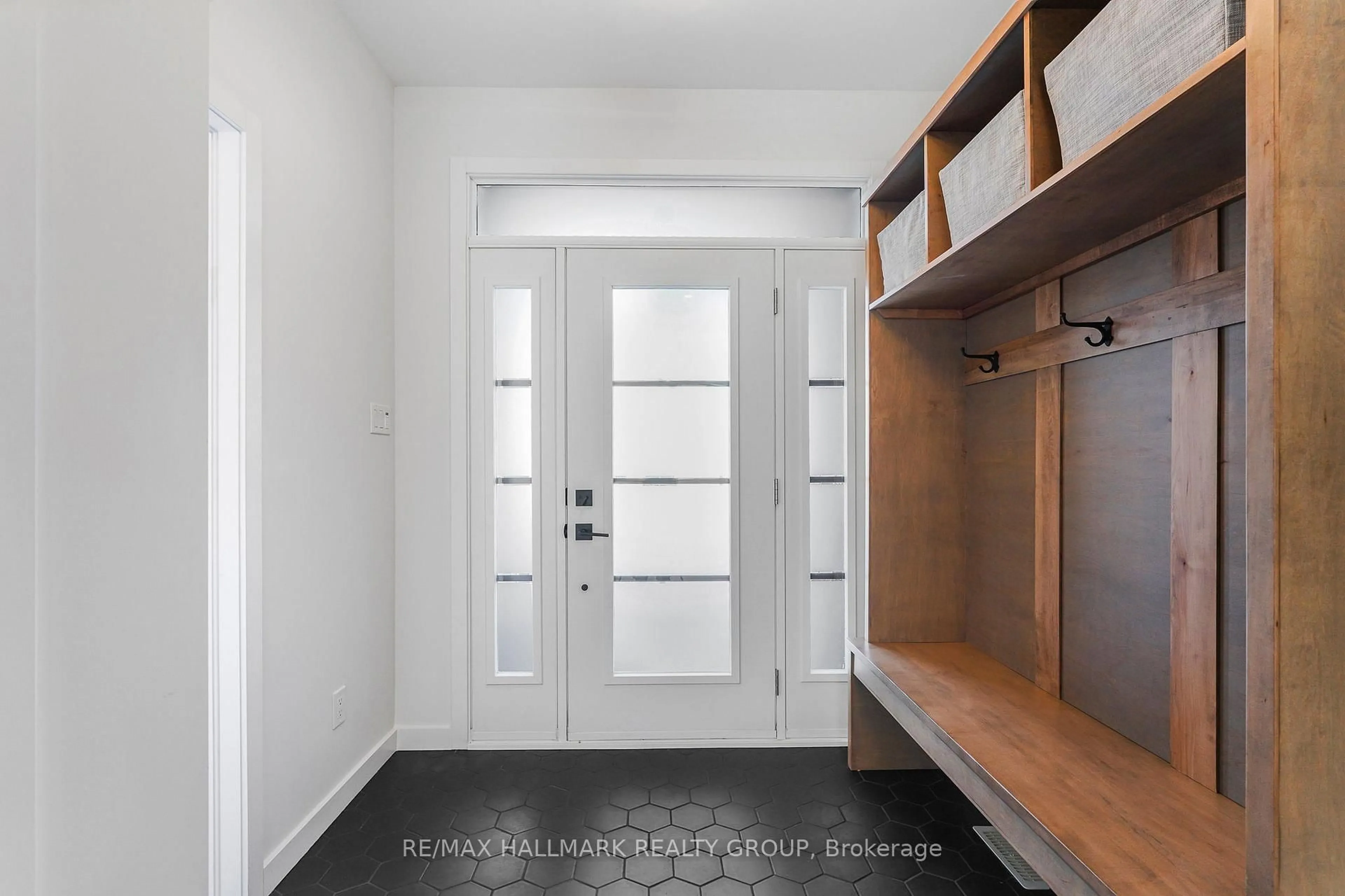 Indoor entryway for 61 GRANITE St, Clarence-Rockland Ontario K4K 0H7