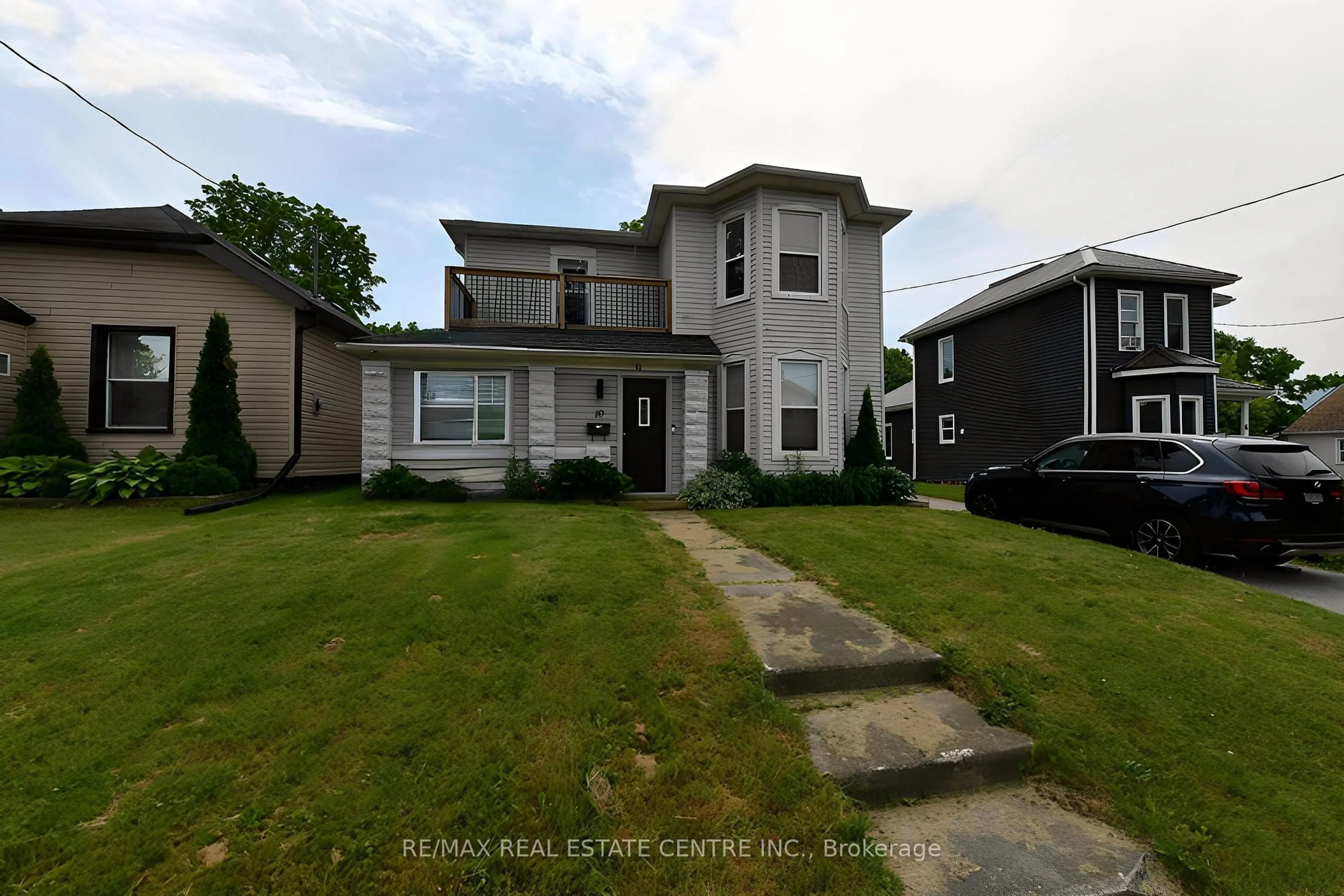 A pic from outside/outdoor area/front of a property/back of a property/a pic from drone, street for 10 MEDA St, St. Thomas Ontario N5P 1W5