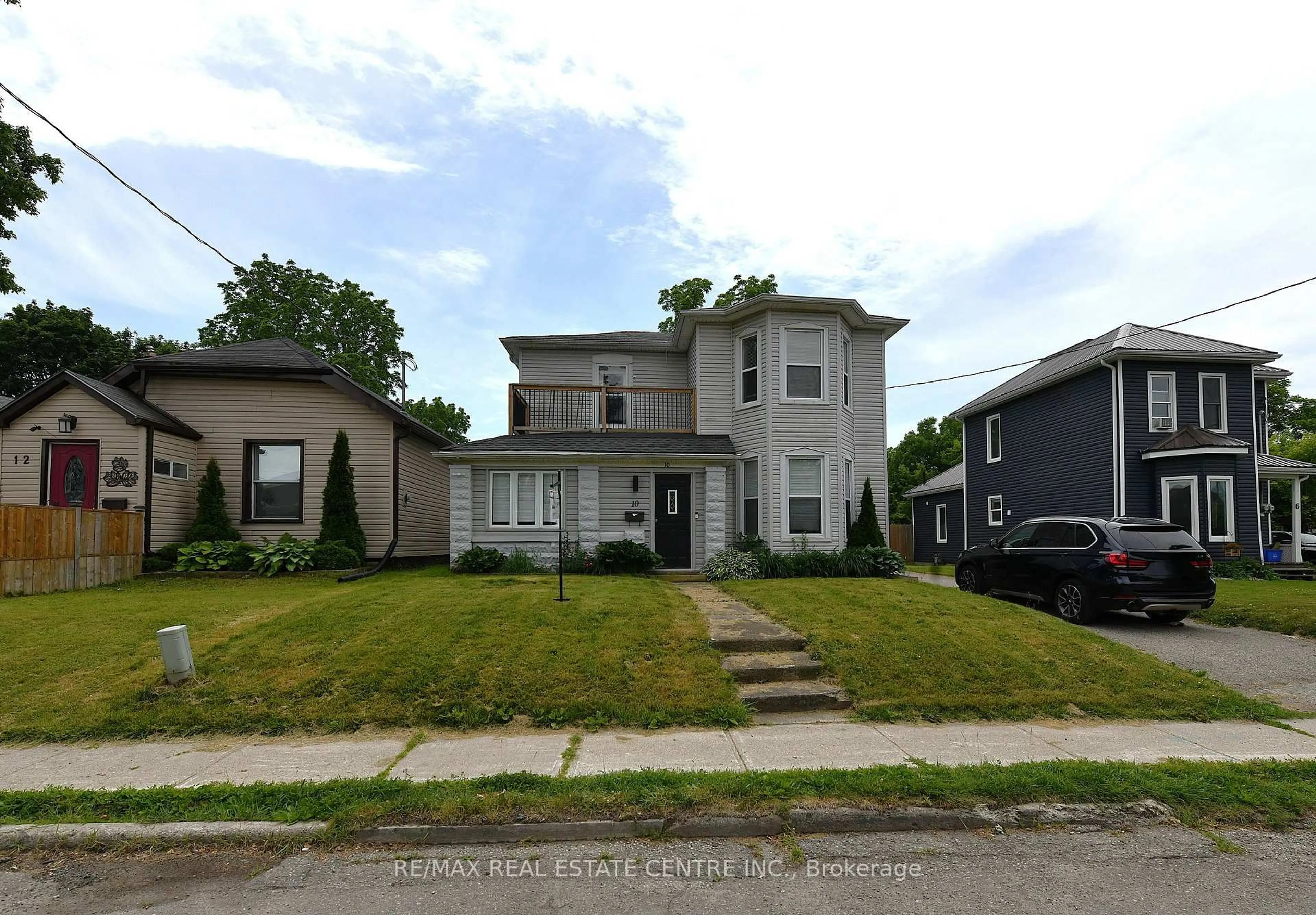 A pic from outside/outdoor area/front of a property/back of a property/a pic from drone, street for 10 MEDA St, St. Thomas Ontario N5P 1W5