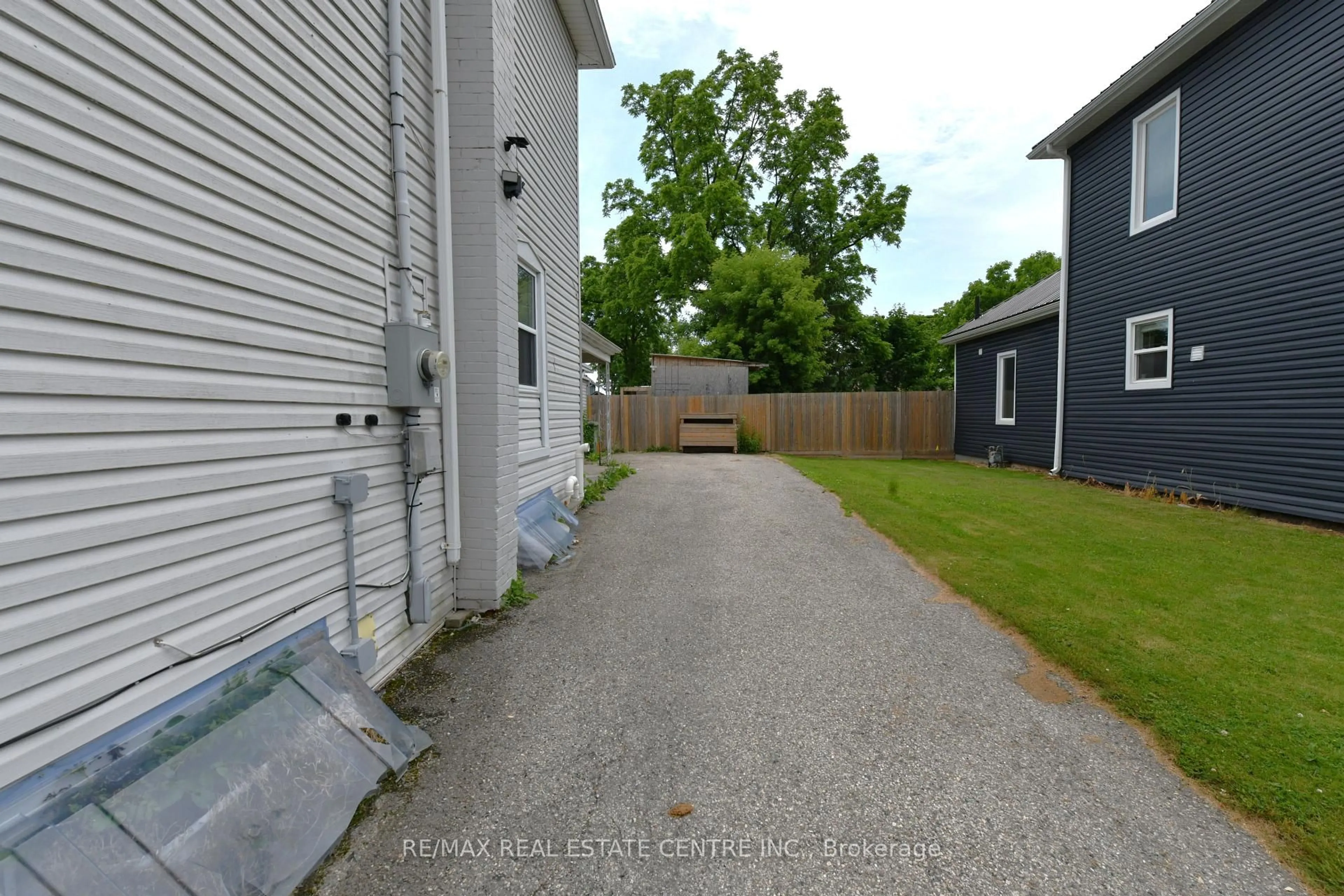 A pic from outside/outdoor area/front of a property/back of a property/a pic from drone, street for 10 MEDA St, St. Thomas Ontario N5P 1W5