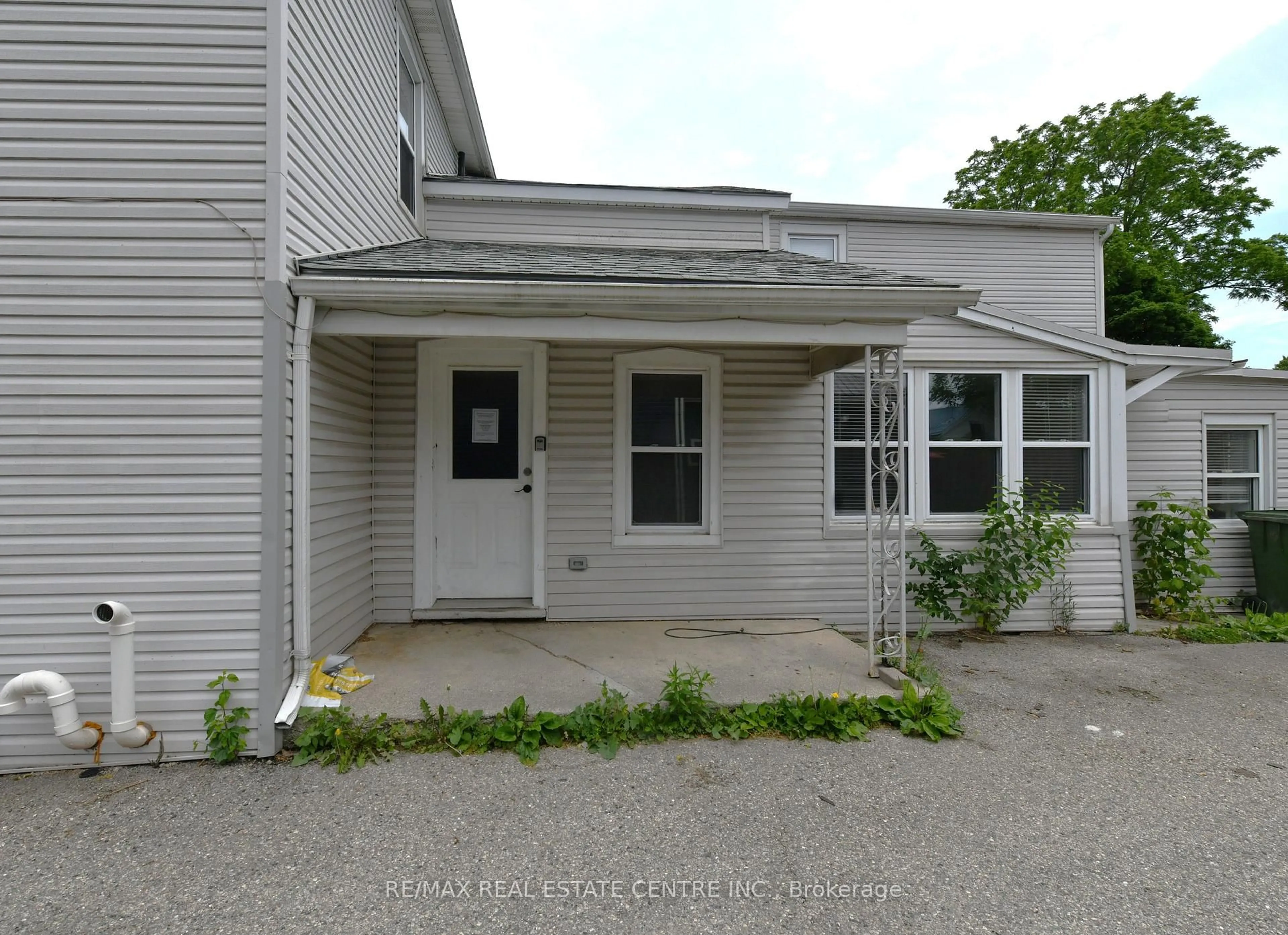 A pic from outside/outdoor area/front of a property/back of a property/a pic from drone, street for 10 MEDA St, St. Thomas Ontario N5P 1W5