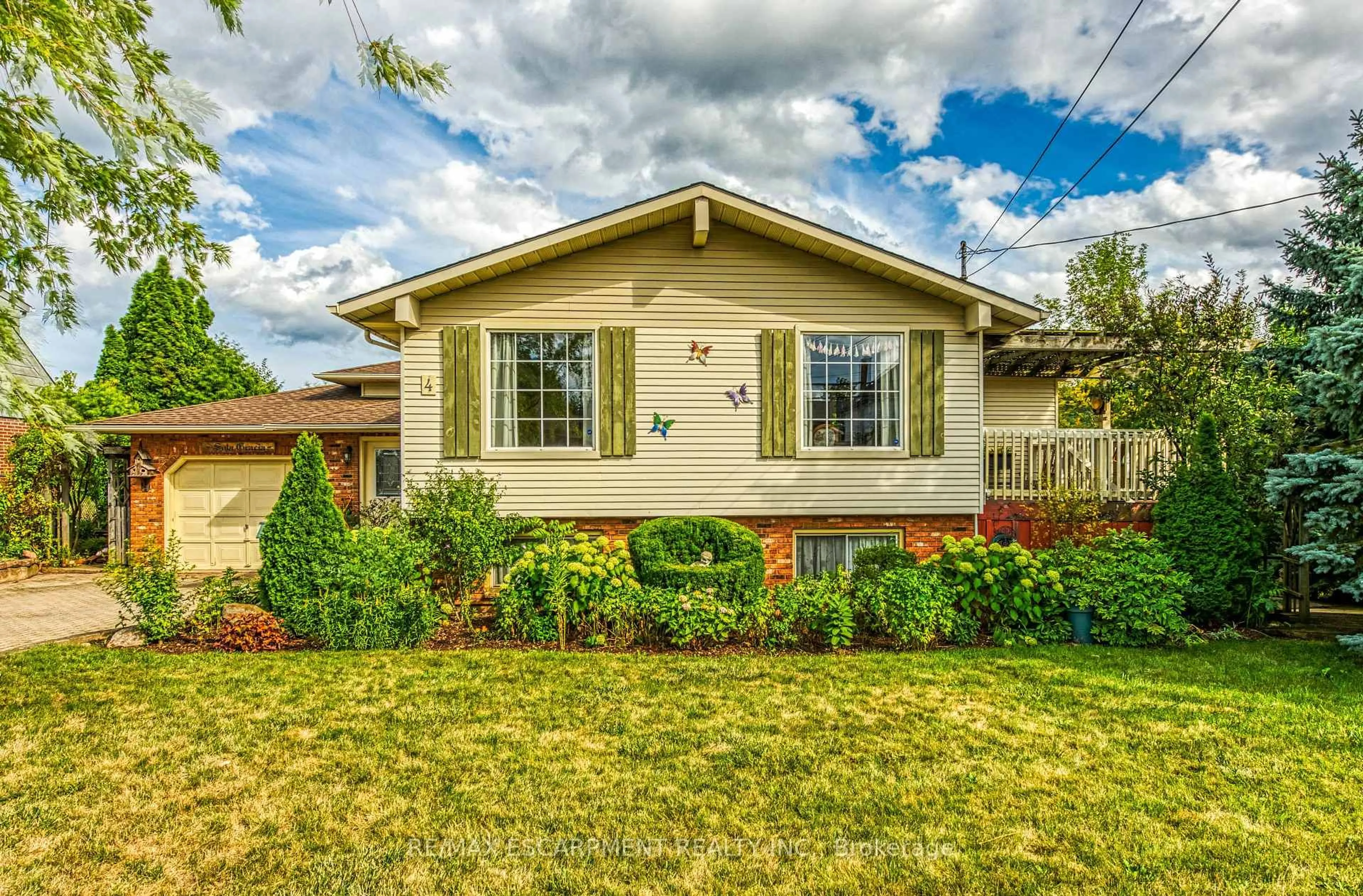 Home with vinyl exterior material, street for 4 Hunter Rd, Grimsby Ontario L3M 4A4