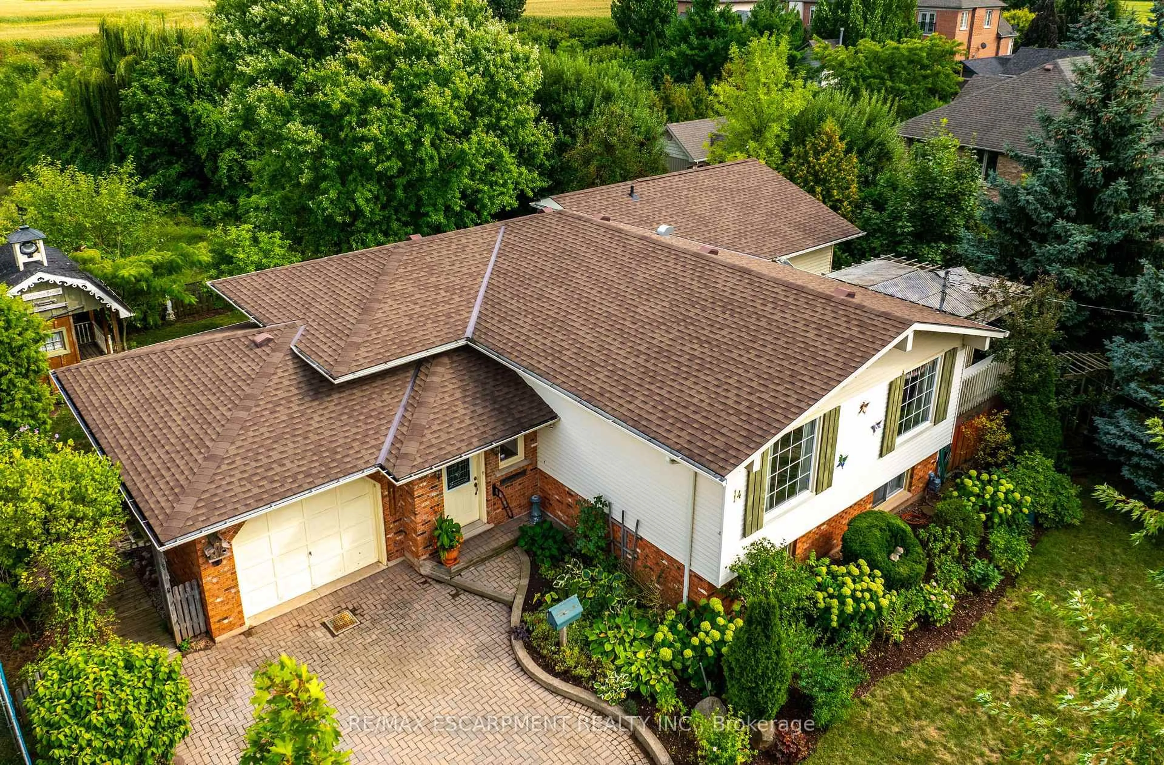 A pic from outside/outdoor area/front of a property/back of a property/a pic from drone, street for 4 Hunter Rd, Grimsby Ontario L3M 4A4