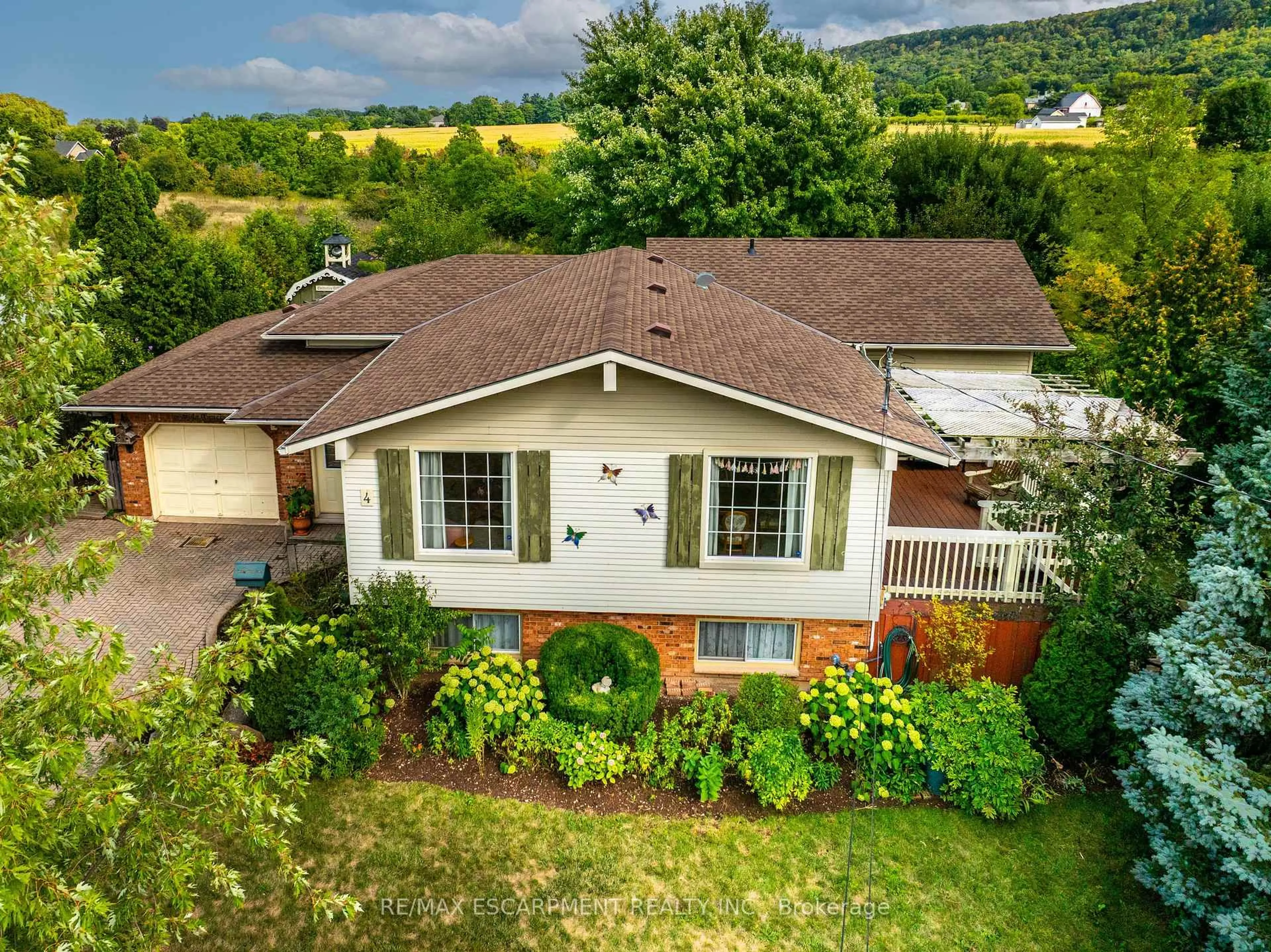 A pic from outside/outdoor area/front of a property/back of a property/a pic from drone, mountain view for 4 Hunter Rd, Grimsby Ontario L3M 4A4