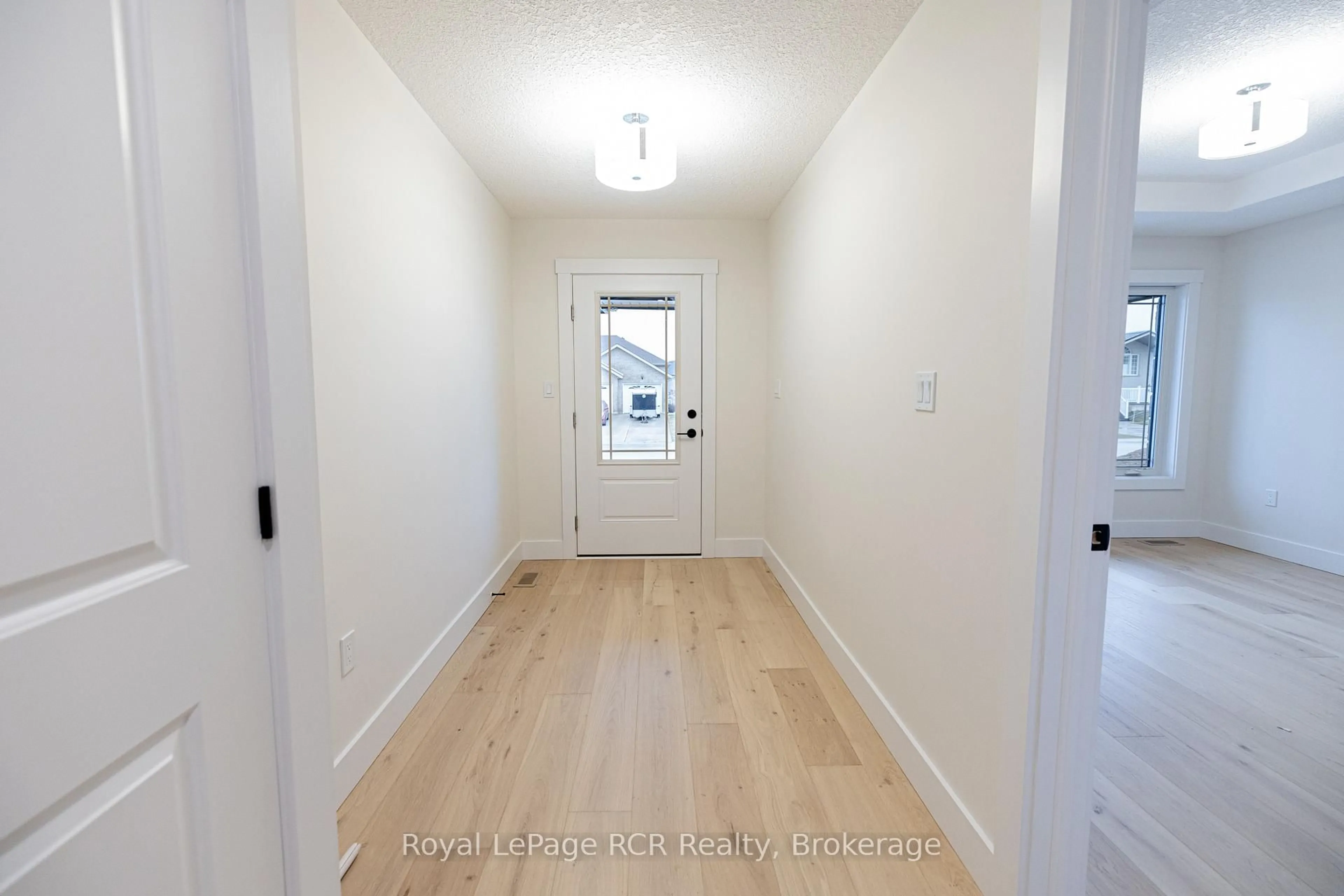 Indoor entryway for 222 16th Avenue Cres, Hanover Ontario N4N 3V3