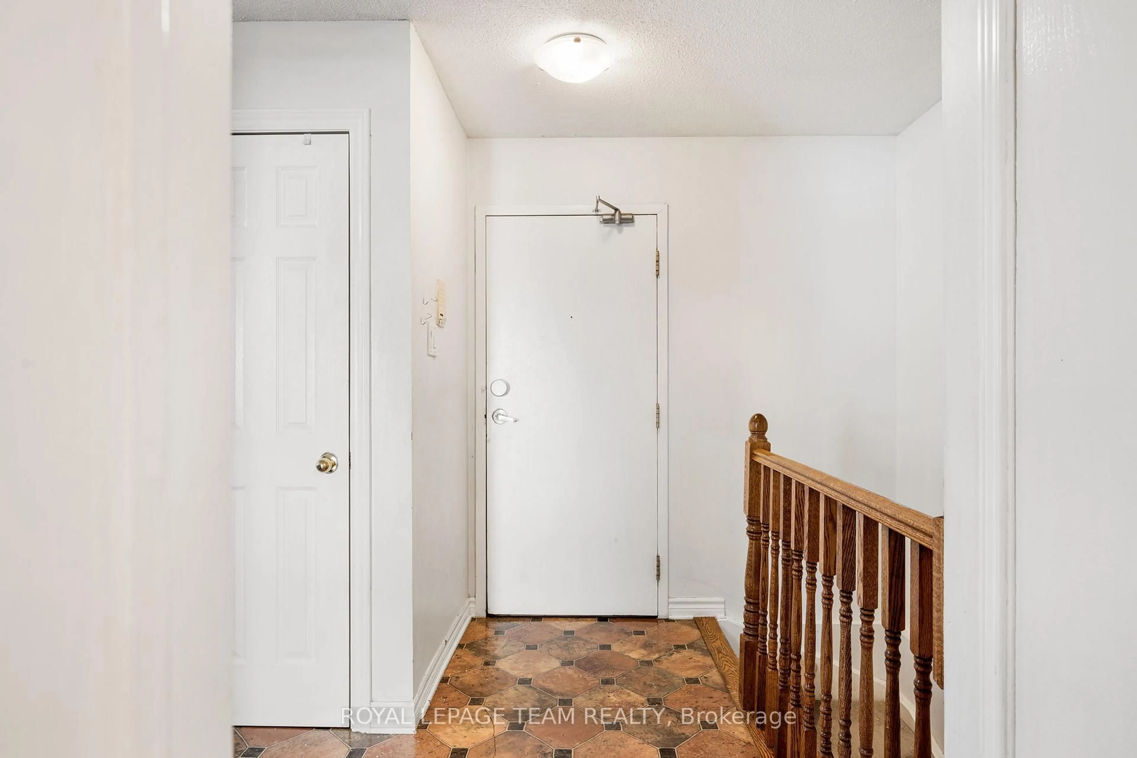 Indoor entryway for 160 Fenerty Crt #4, Ottawa Ontario K2L 3A7