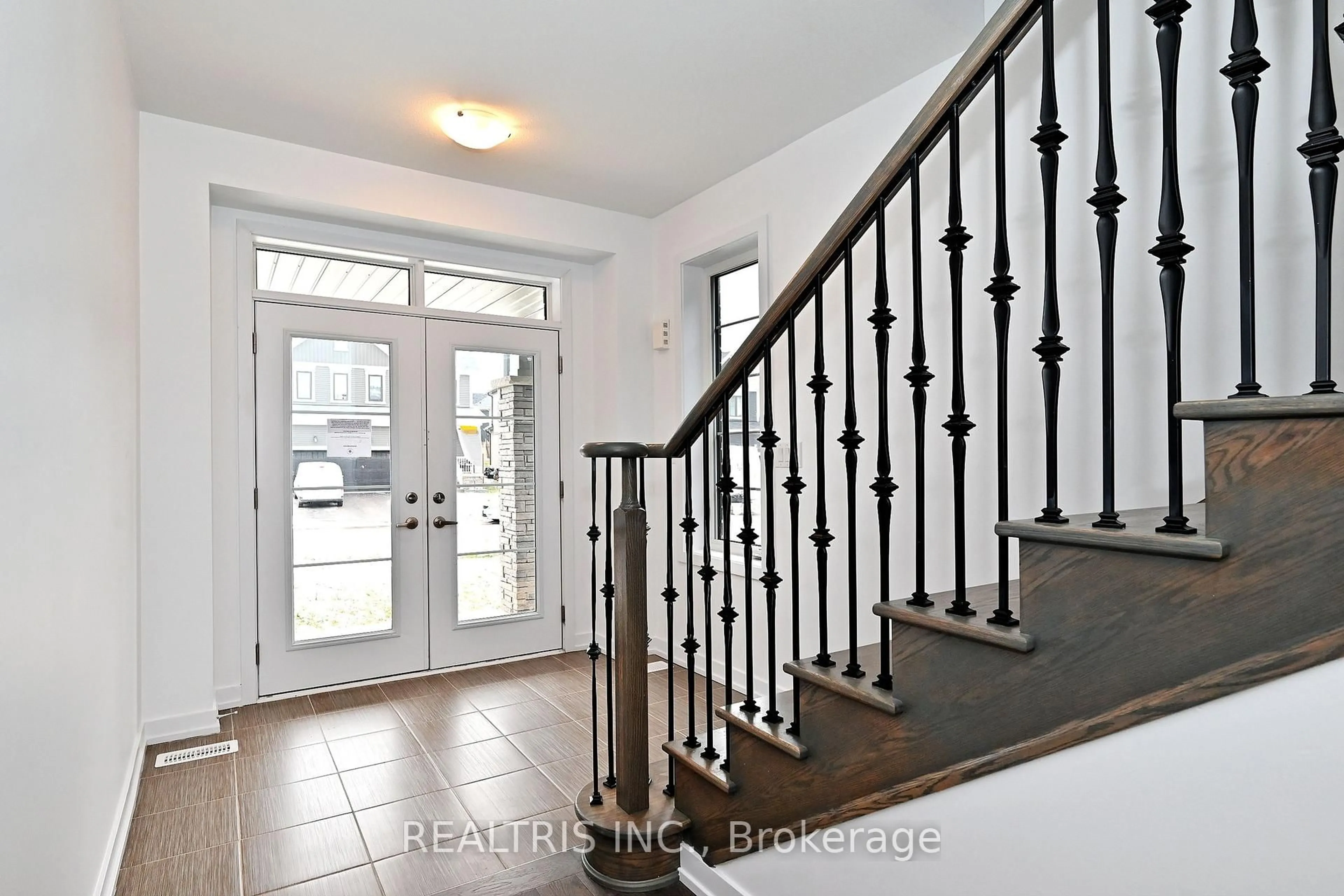Indoor entryway for 84 Hawick Cres, Haldimand Ontario N3W 0G6