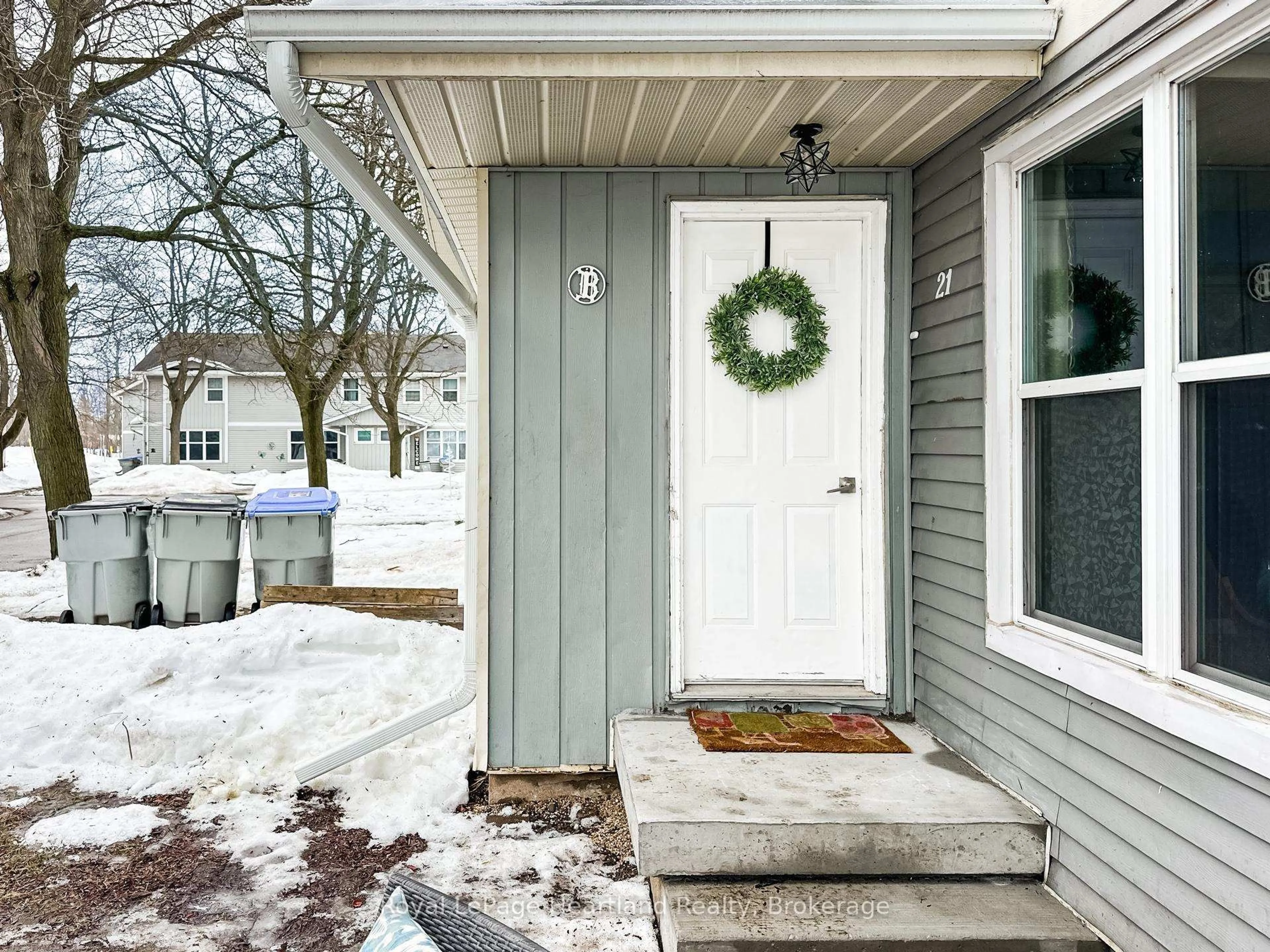 Indoor entryway for 21 St Charles Pl, Huron East Ontario N0M 1L0