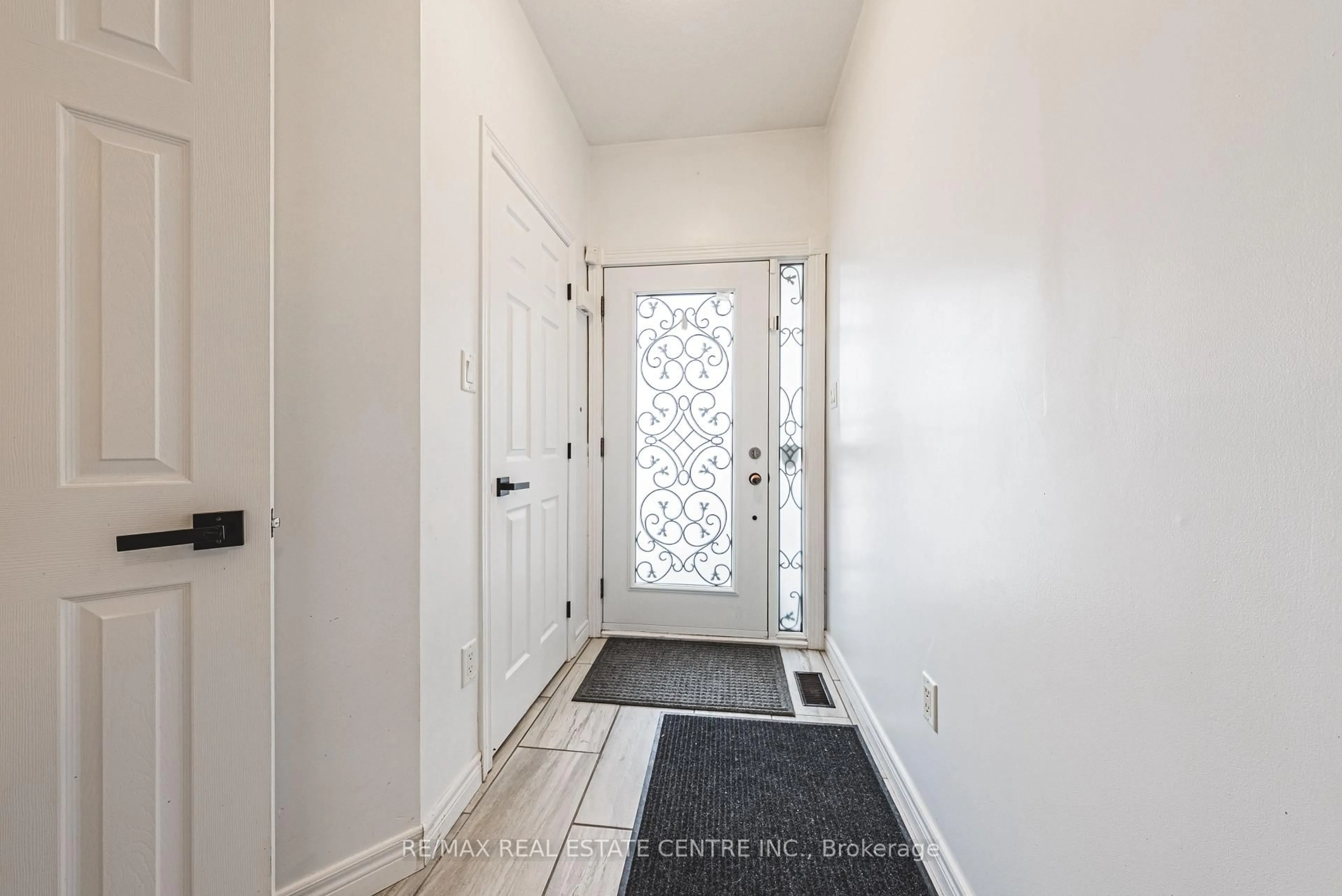 Indoor entryway for 6 SECOND Rd, Hamilton Ontario L8J 2R8
