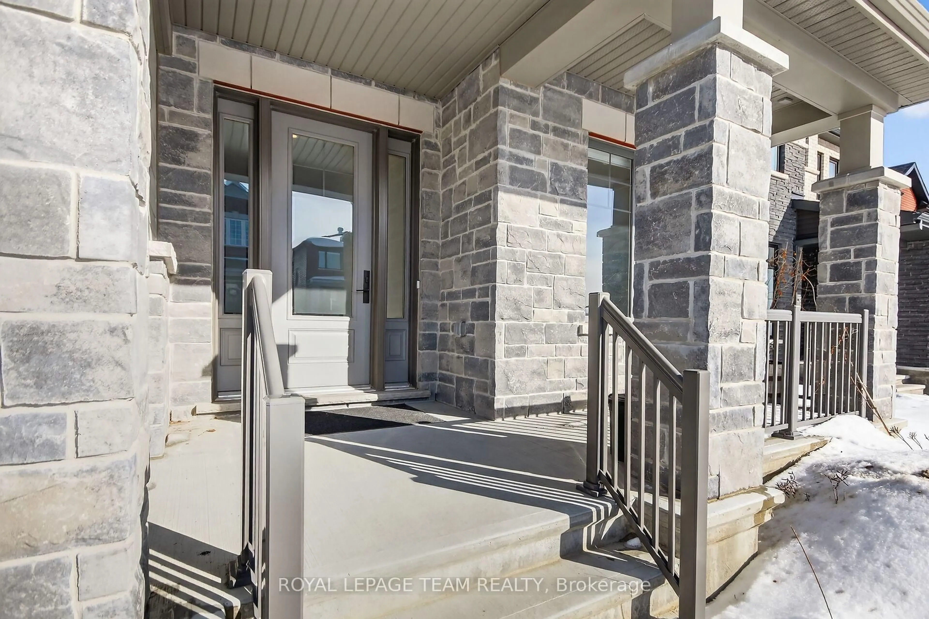 Indoor entryway for 727 Coast Circ, Manotick Ontario K4M 0N2