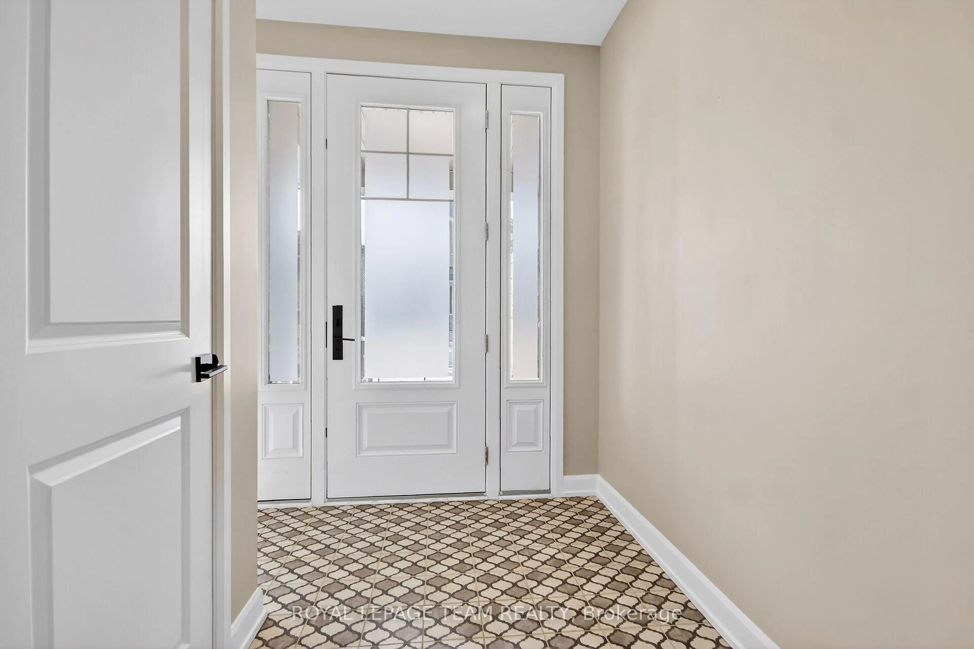 Indoor entryway for 727 Coast Circ, Manotick Ontario K4M 0N2