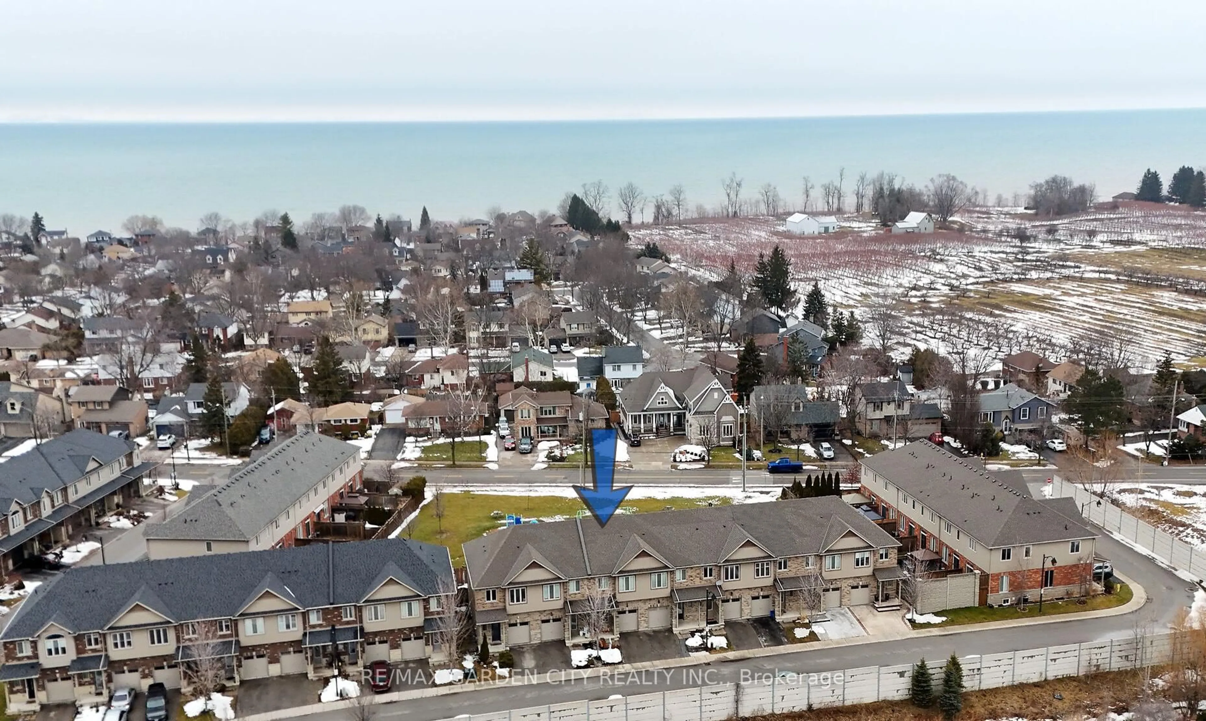 A pic from outside/outdoor area/front of a property/back of a property/a pic from drone, unknown for 380 Lake St #45, Grimsby Ontario L3M 0E8