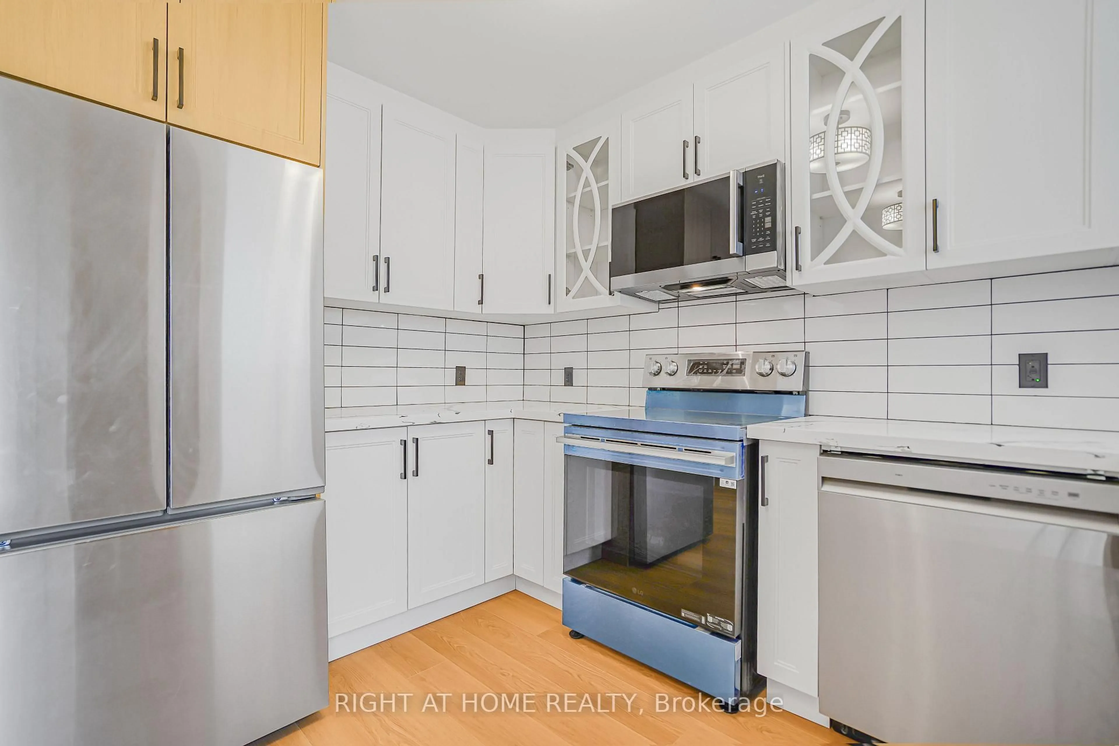 Standard kitchen, unknown for 155 Avondale St, Hamilton Ontario L8L 7C1